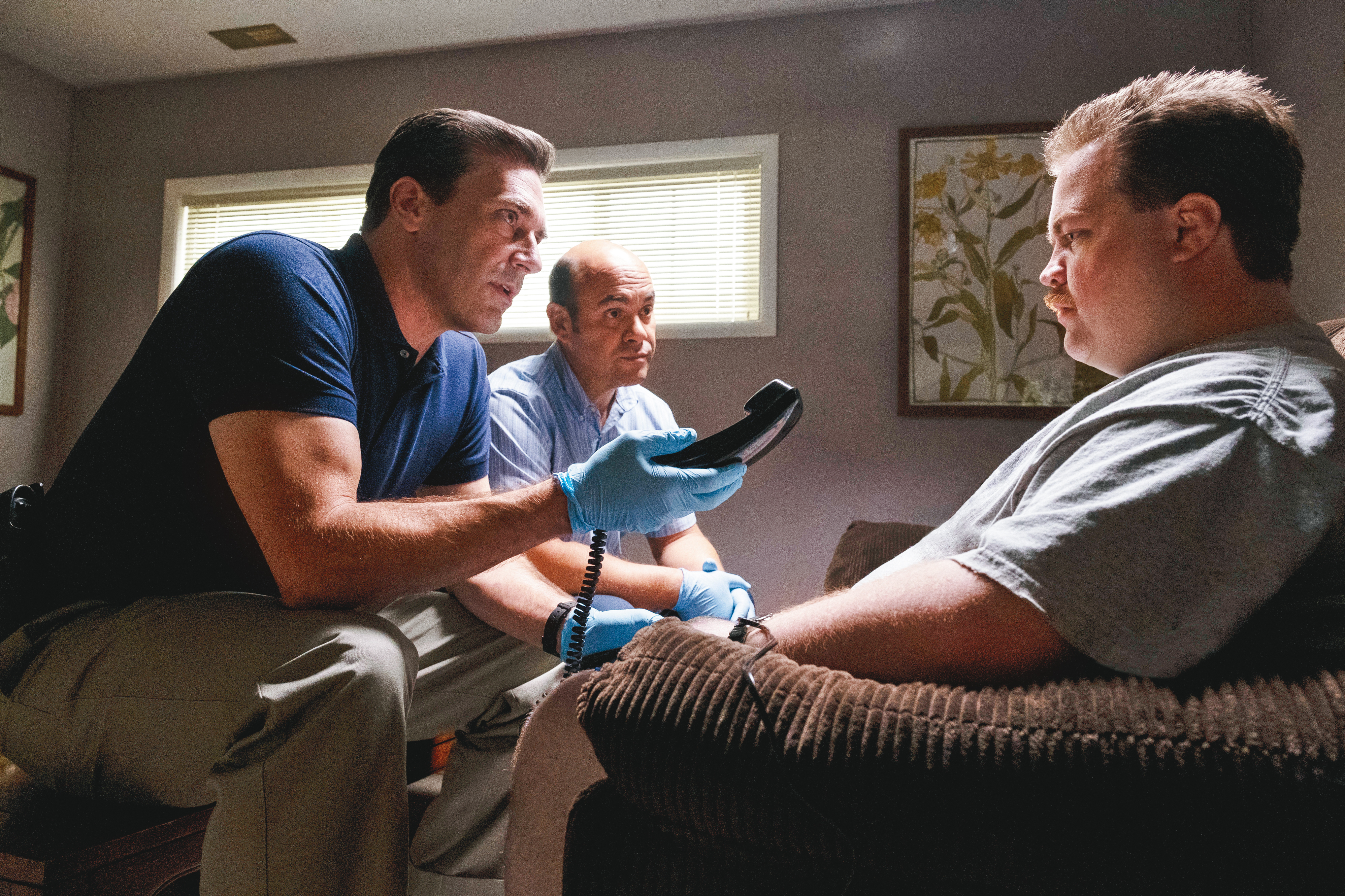 李察朱威爾因發現炸彈被拱為英雄，豈料卻被FBI懷疑是自導自演炸彈客，慘遭羅織罪名。（華納提供）