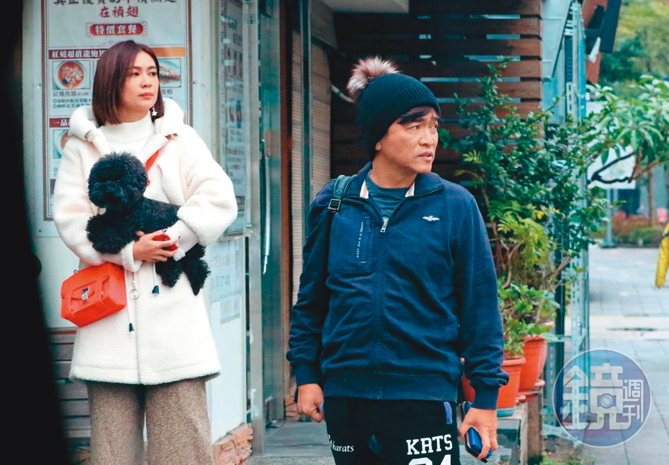 「國光女神」安苡愛在和已婚的吳宗憲用餐時，全程抱著他的愛犬，猶如新晉「憲嫂」，吳更開車到安苡愛家接回愛犬，但兩人只說是「狗友」。