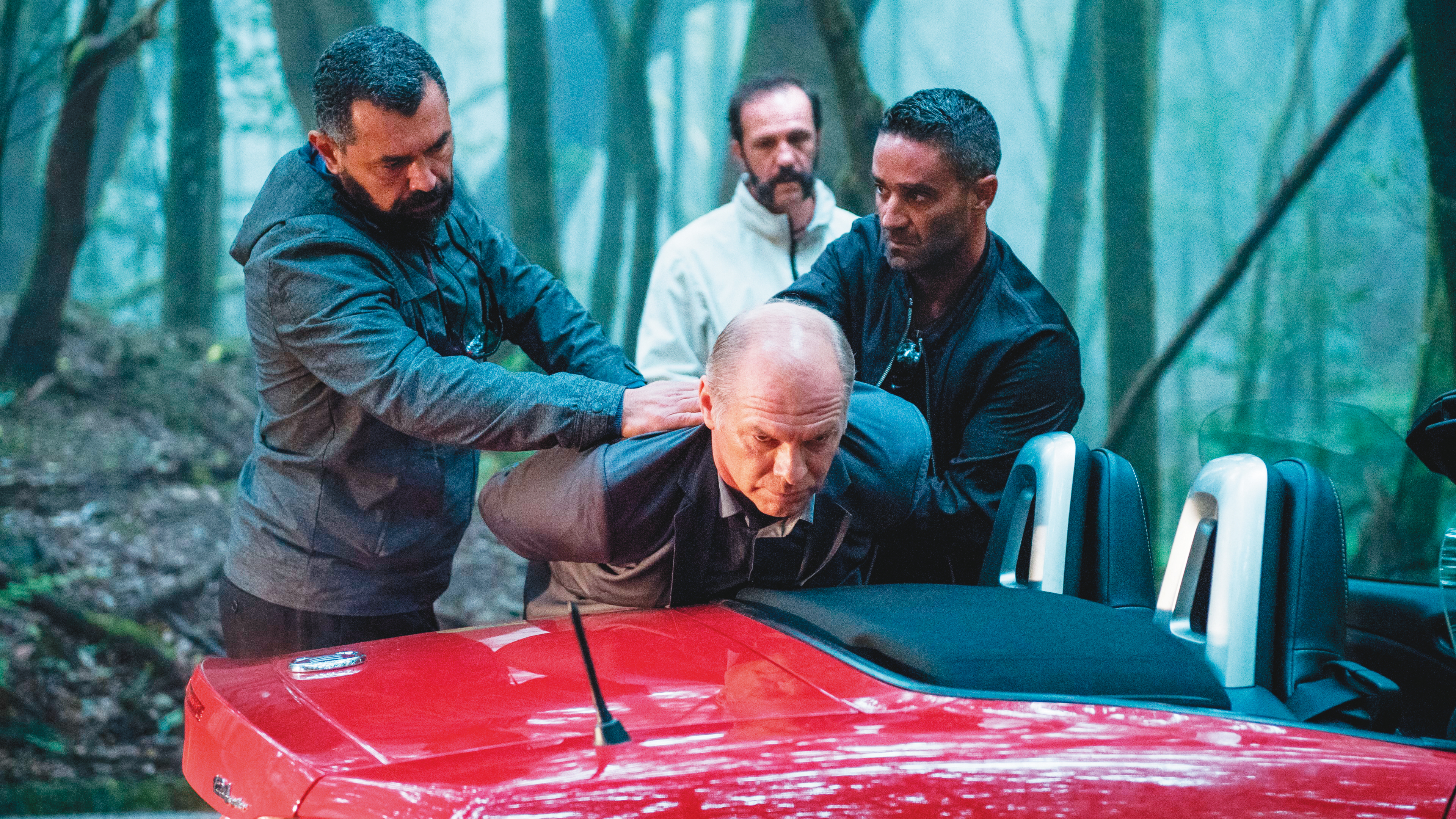 警探鋌而走險幫忙黑道揪出叛徒，還要學會即將失傳古老口哨語，卻陷入洩密、策反的陰謀漩渦。（翻攝自letterboxd.com）