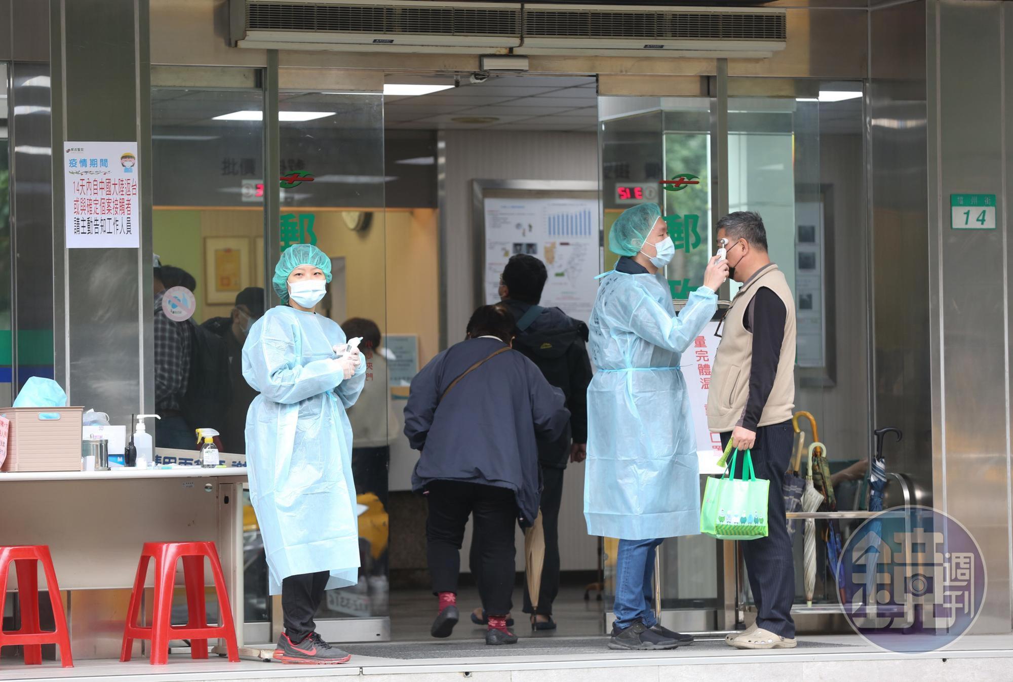 近期流感疫情嚴重,大人、小孩都出發燒症狀,不少醫師呼籲可以盡快施打流感疫苗。(示意圖,本刊資料照)