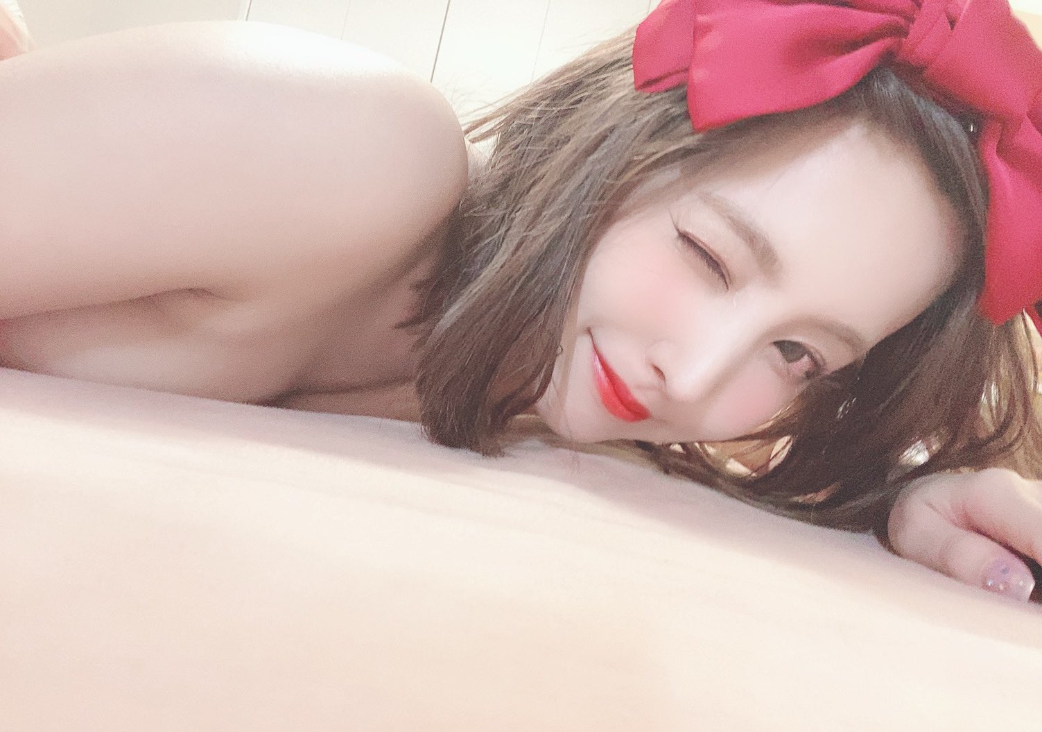 三上悠亞情人節以性感照片送給粉絲。（翻攝三上悠亞推特）