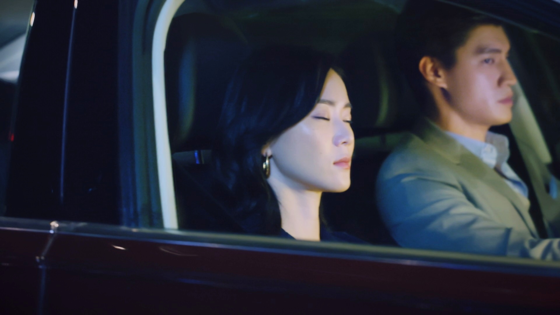 羅宏正守護鍾瑶，粉紅泡泡滿天飛。 （台視提供）