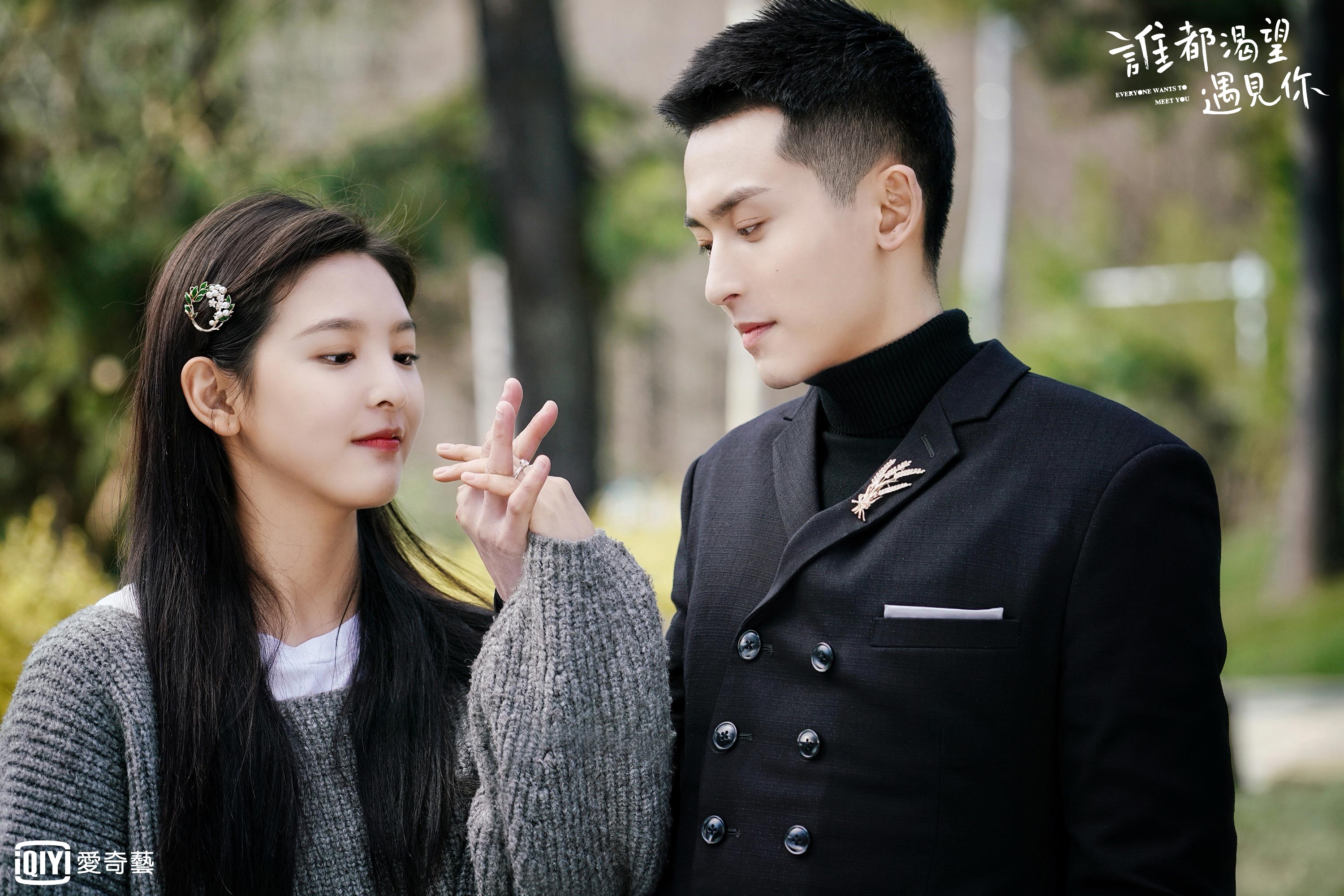 張哲瀚飾演高冷霸氣總裁張泯，狂撩章若楠甜撒糖。（愛奇藝提供）