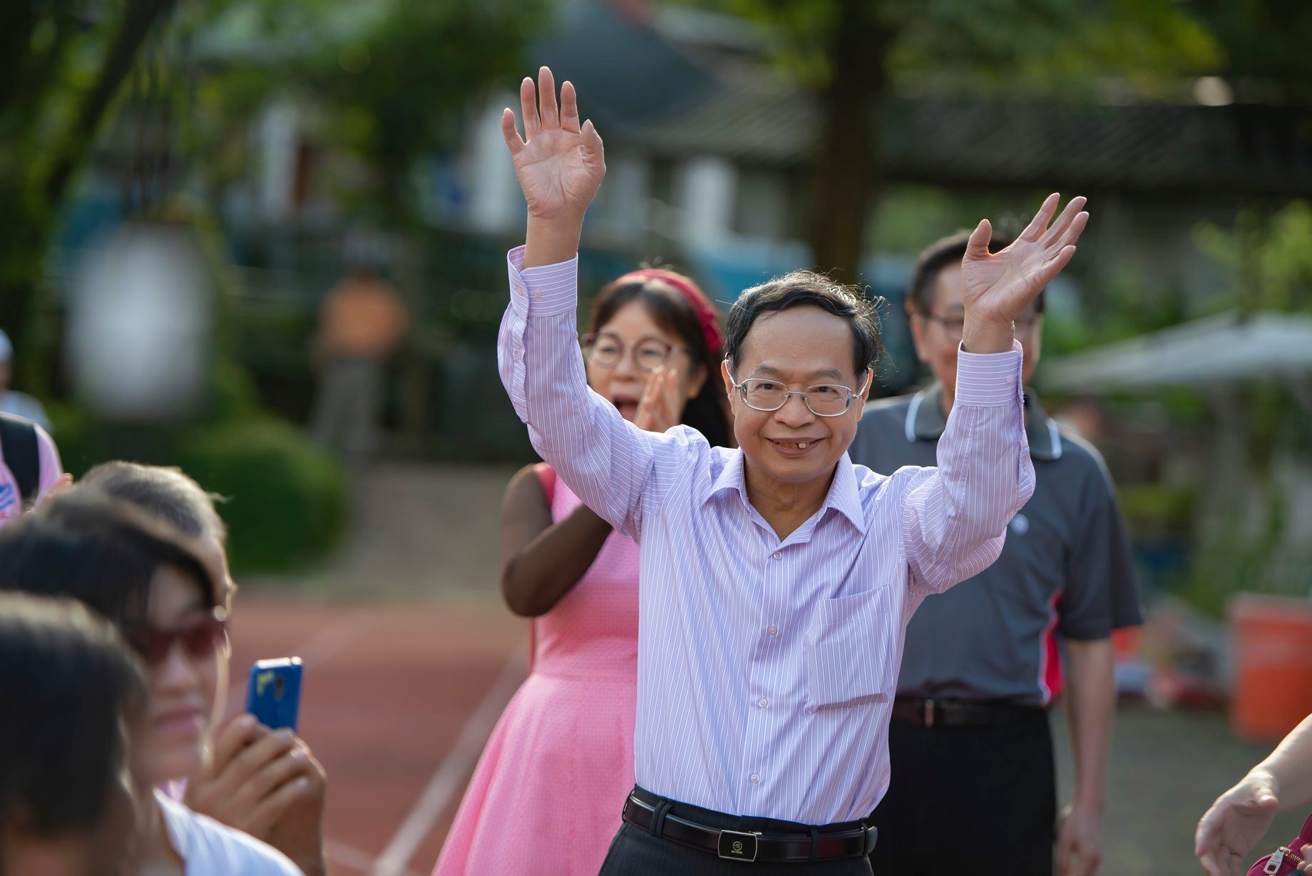 中華中正黨榮譽主席少龍，宣稱中肺炎及流行感冒，加入「中正黨」且聽少龍的歌曲就能恢復健康。（翻攝自仙華唱片－少龍粉絲團）