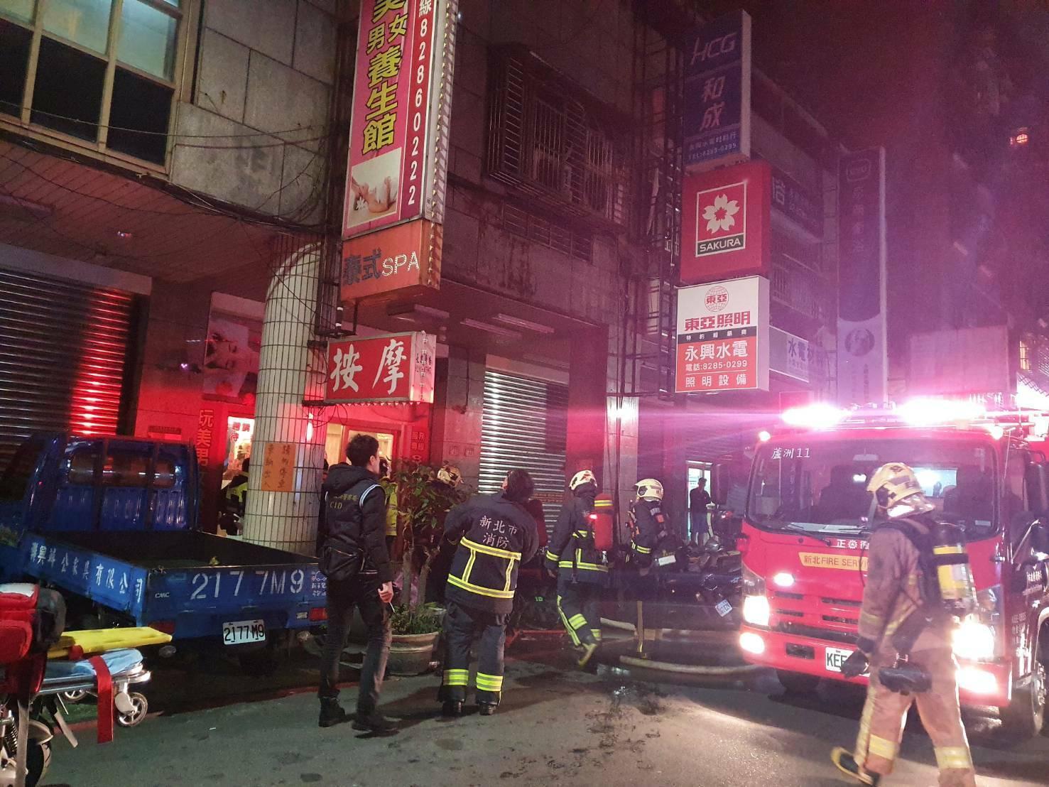 蘆洲中華街泰式按摩養生館凌晨遭縱火， 22歲越籍按摩女被燒成焦屍。（翻攝畫面）