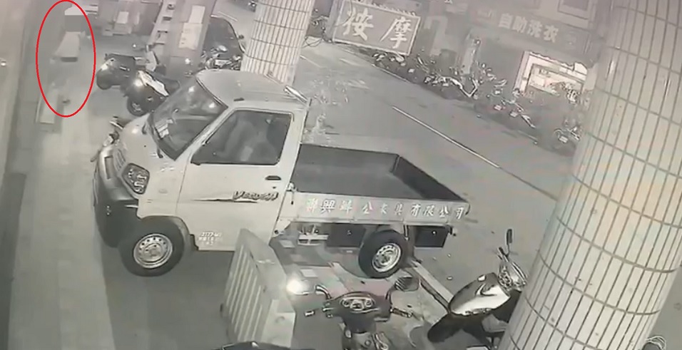 蘇嫌縱火後即逃離現場。（翻攝畫面）