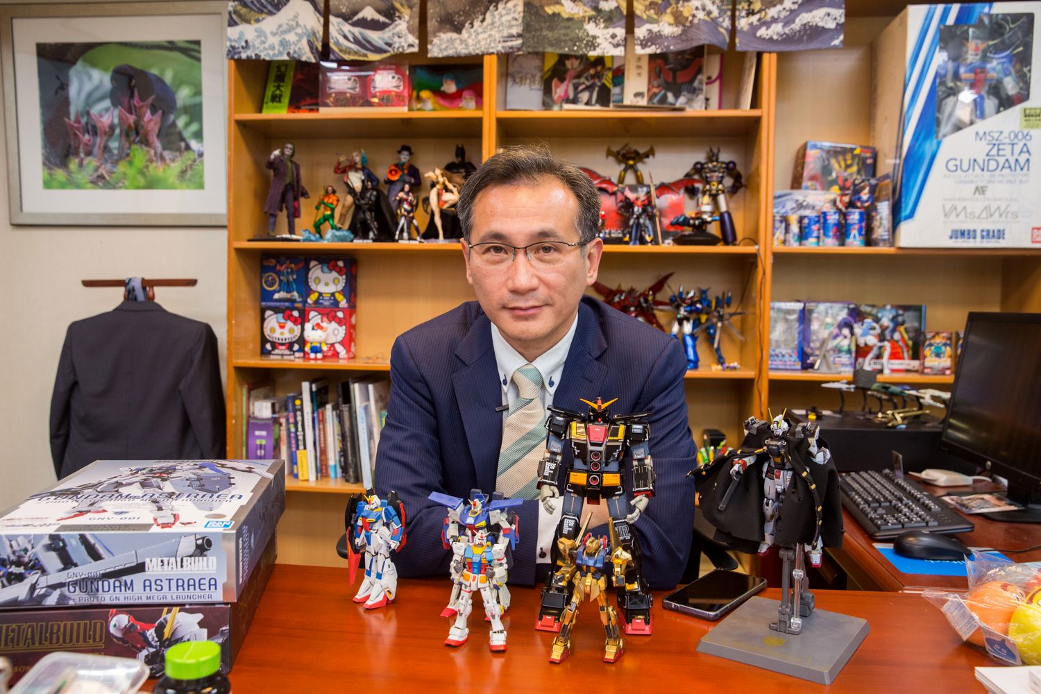立委鄭運鵬的國會辦公室內放了許多玩具收藏，其中以鋼彈為大宗。