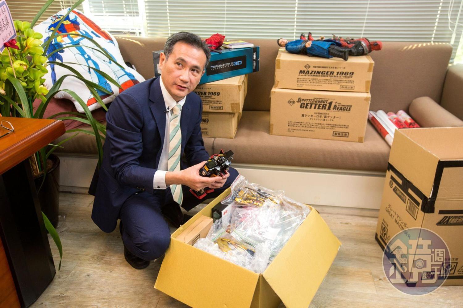辦公室內滿滿的箱子,都是鄭運鵬的玩具收藏。