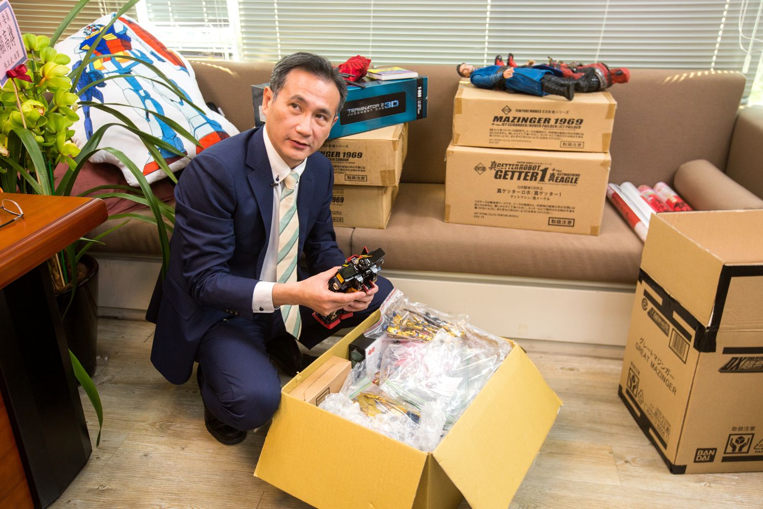 辦公室內滿滿的箱子，都是鄭運鵬的玩具收藏。