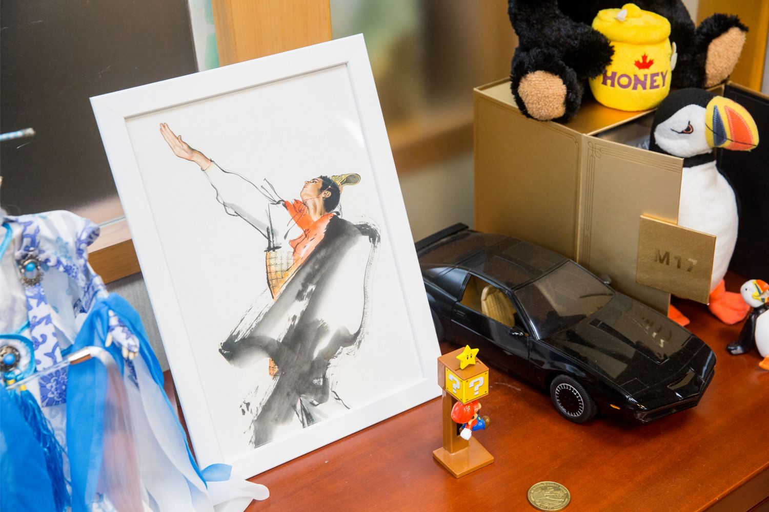 喜歡畫畫、也愛看漫畫的鄭運鵬，辦公室一隅也擺放了台灣已故漫畫大師鄭問的畫作。