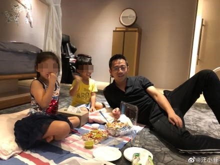 汪小菲近日在微博曬出與兒女的天倫照。(翻攝自汪小菲微博)