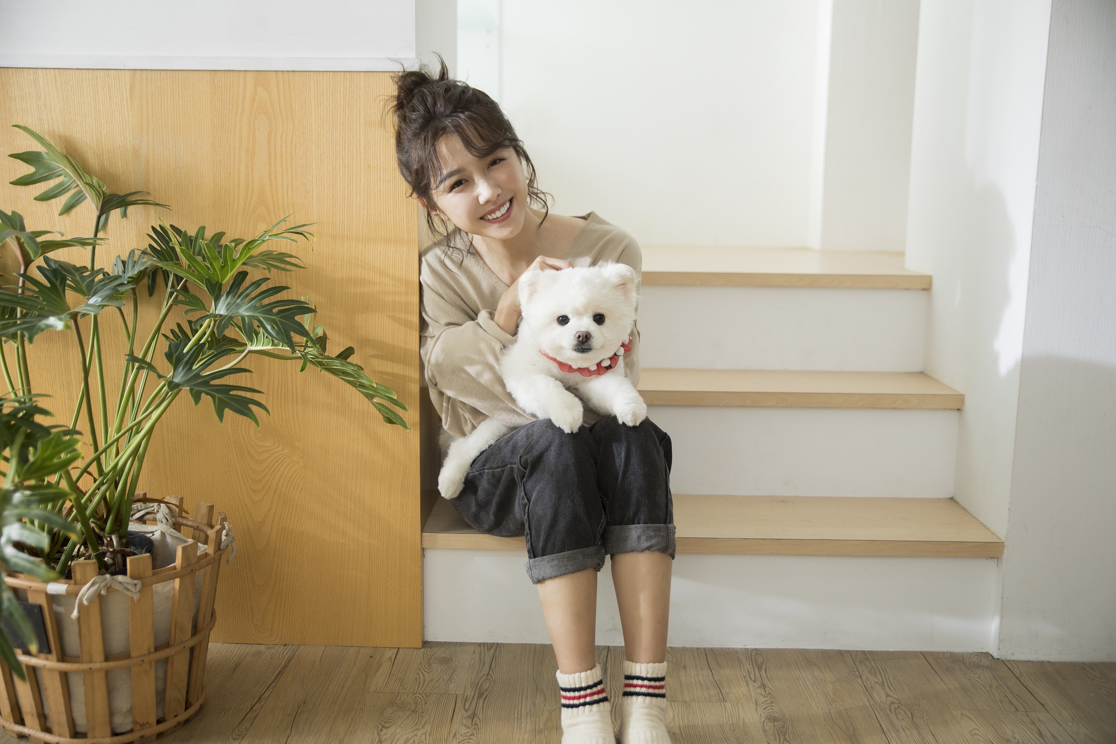 邵雨薇和愛犬阿筆一起入鏡楊丞琳的〈泥土〉MV。（環球唱片提供）