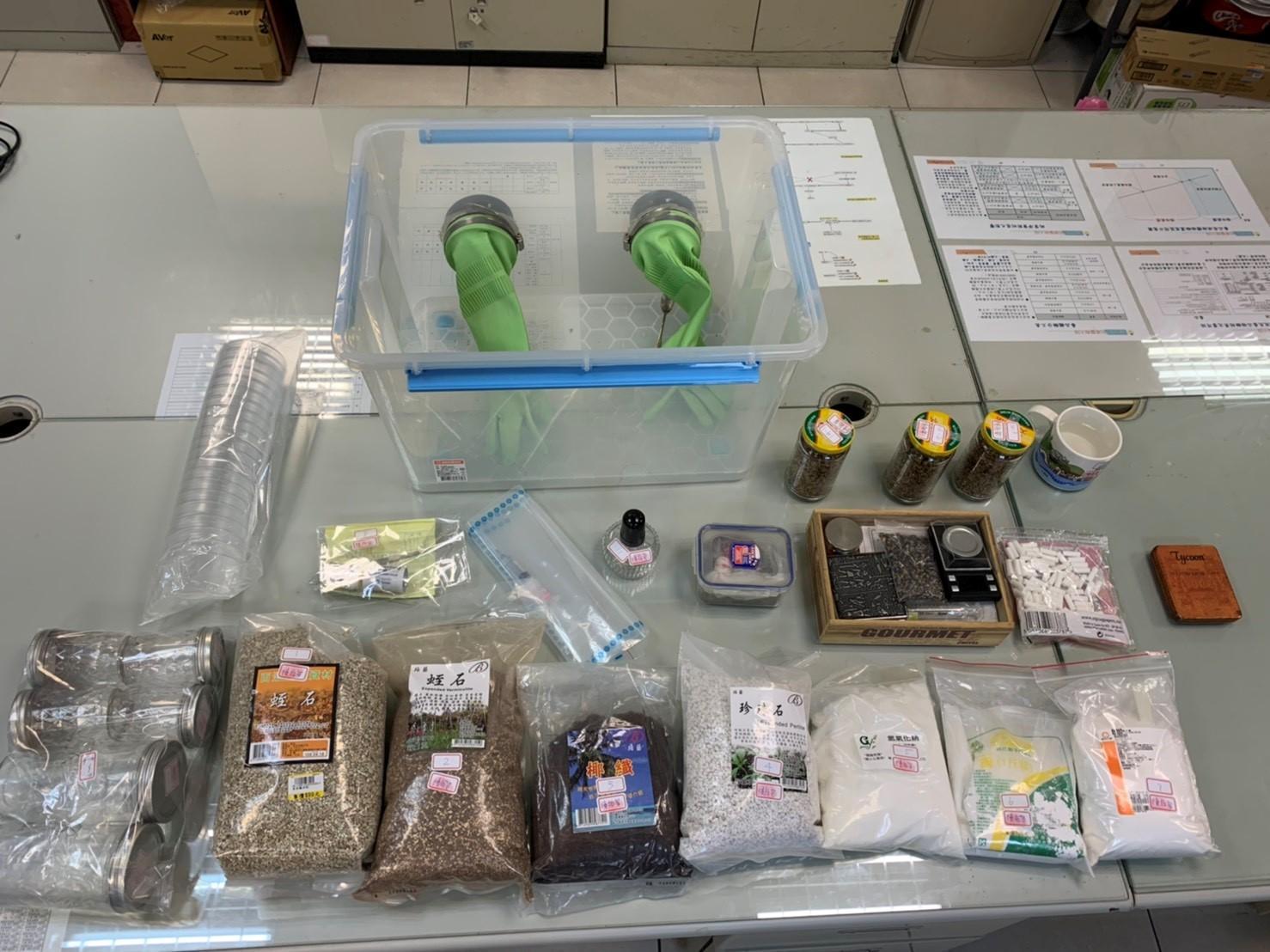 新北市刑大起出陳嫌用於栽植「迷幻香菇」器具一批。（翻攝畫面）