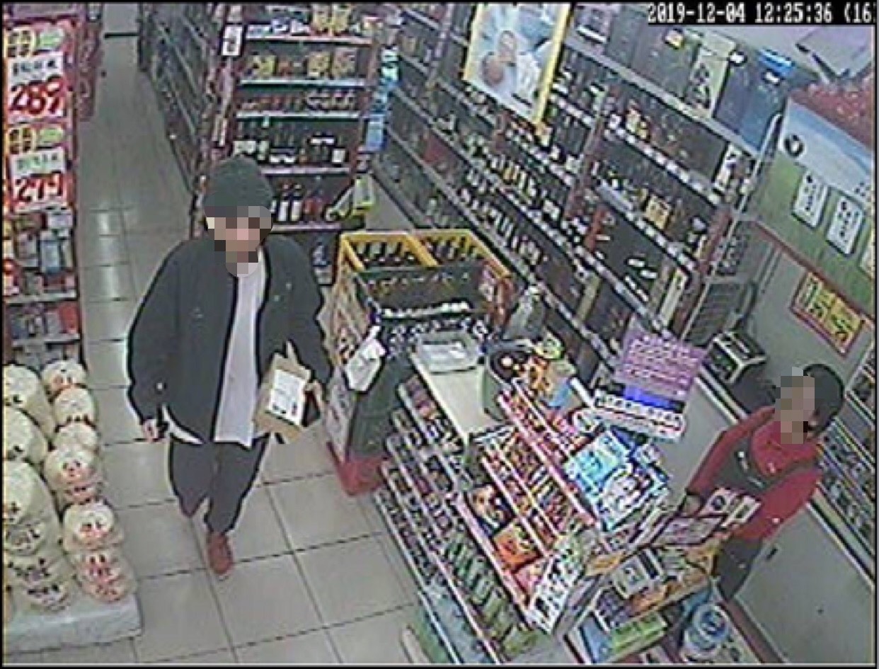 台中陳姓碩透過網路通訊軟體購買「迷幻香菇」種籽，到超商取貨後回家種。（翻攝畫面）