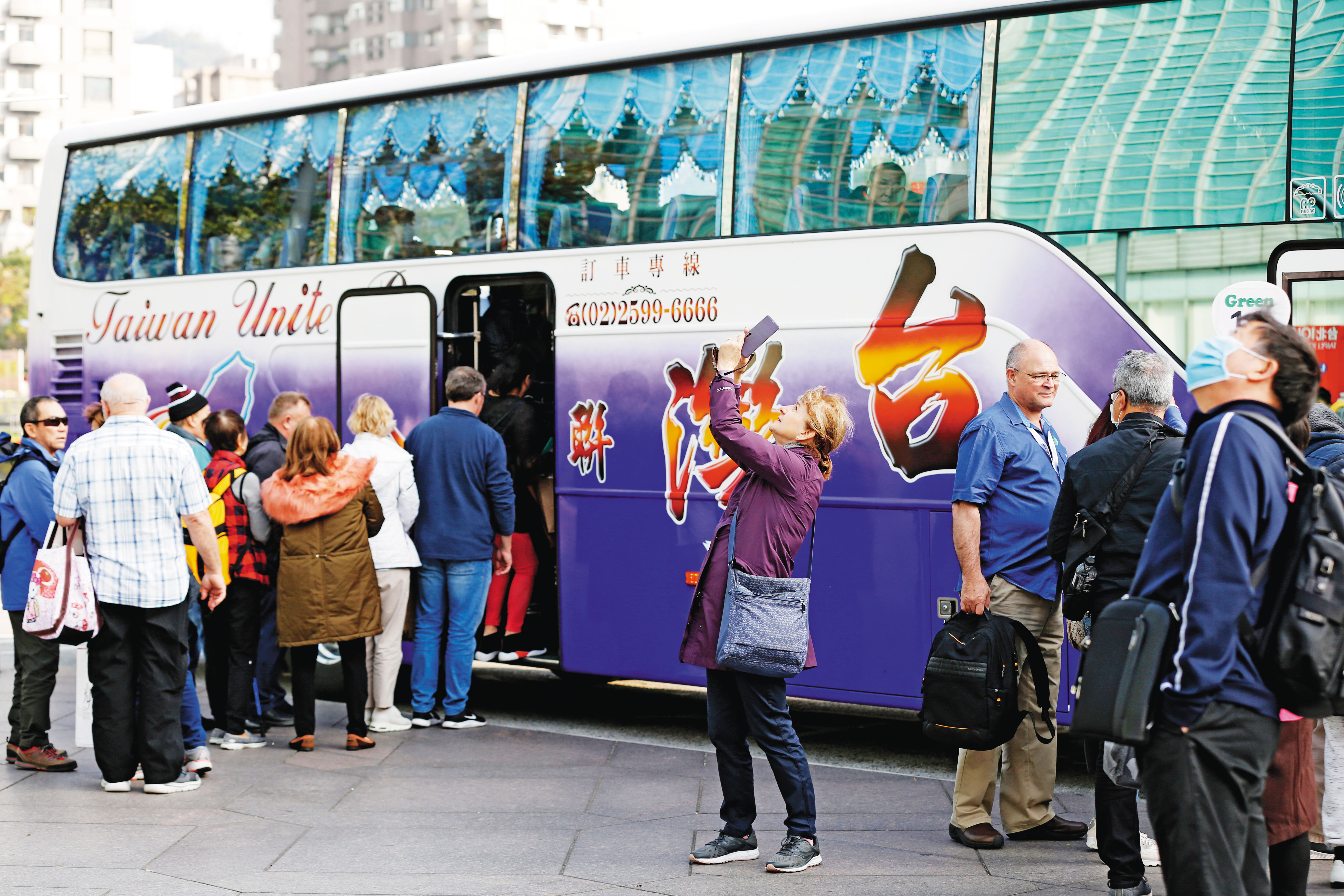 面對疫情，各國政府將會推出一系列財政刺激，疫情受害股如觀光，或許反而有表現機會。