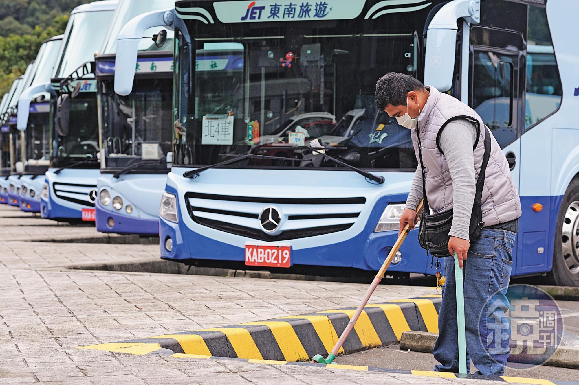 武漢肺炎疫情持續延燒,國內旅行社、遊覽車業者業績慘澹。