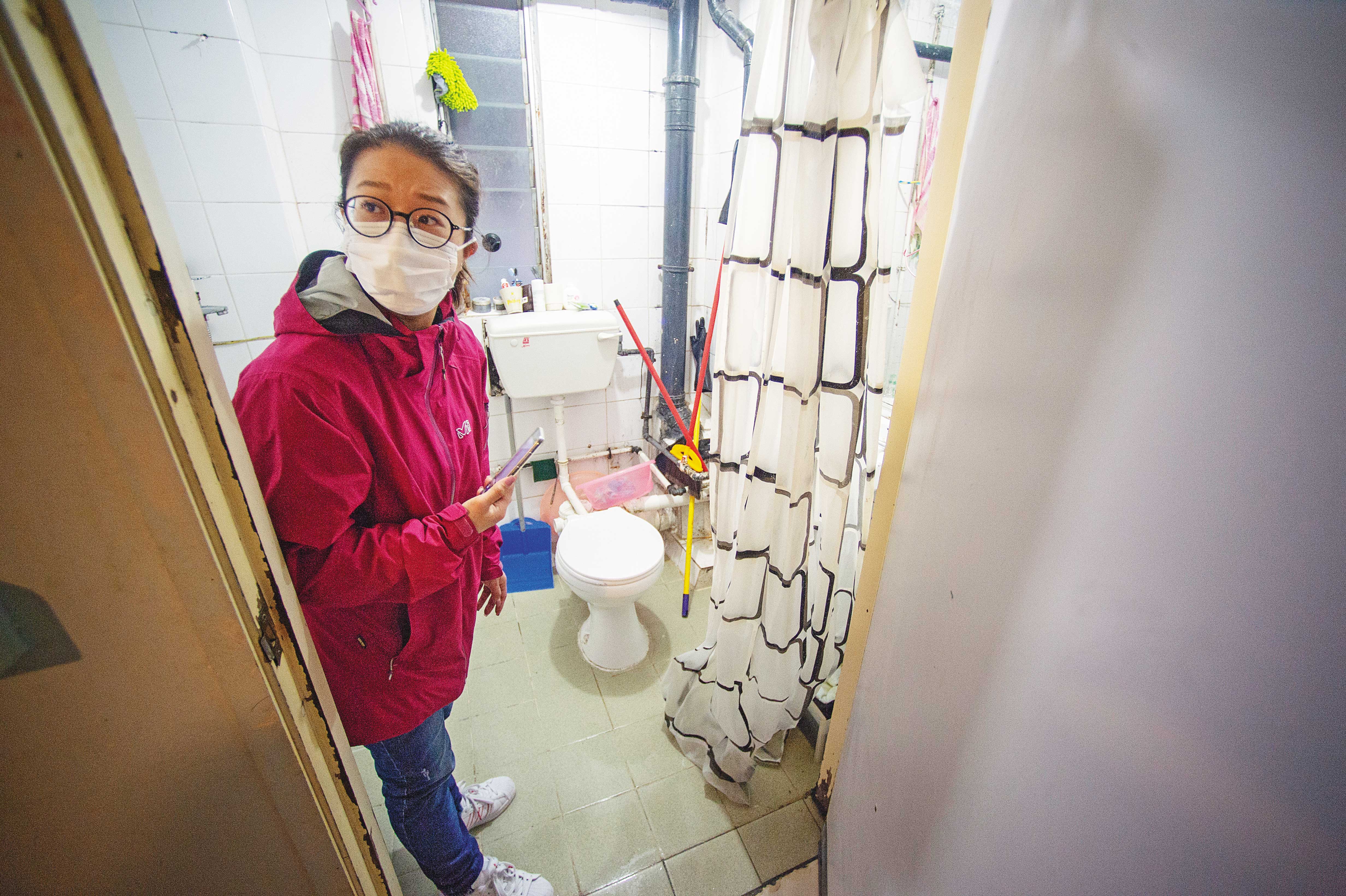 香港房屋的洗手檯水管與糞管聯通，疑是病菌傳染重要途徑。17年前SARS爆發時，建築界呼籲修改相關法規，但沒有落實。