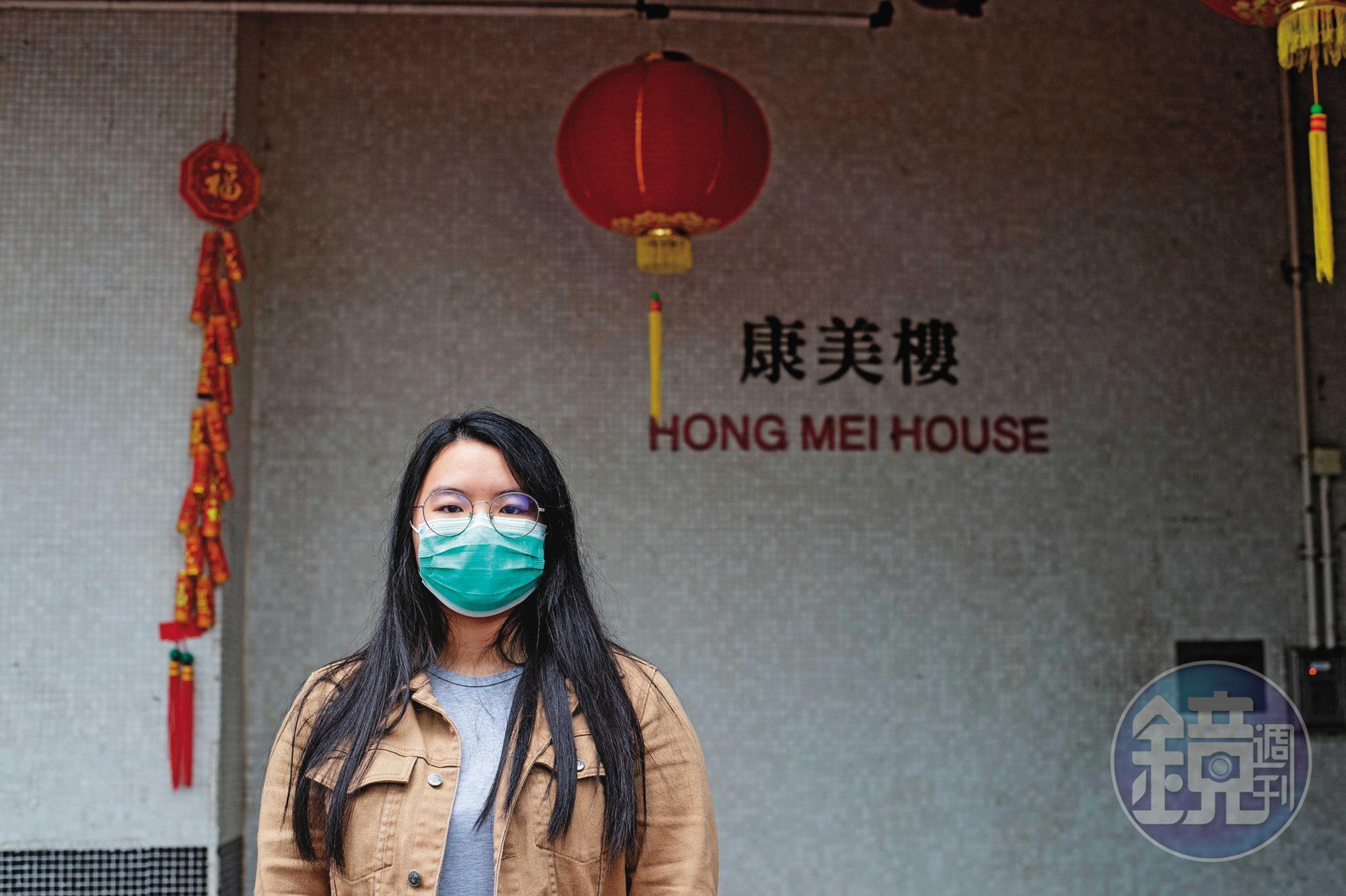 康美樓住戶質疑政府對疫情的因應措施,只能勤戴口罩,甚至搬離住處。