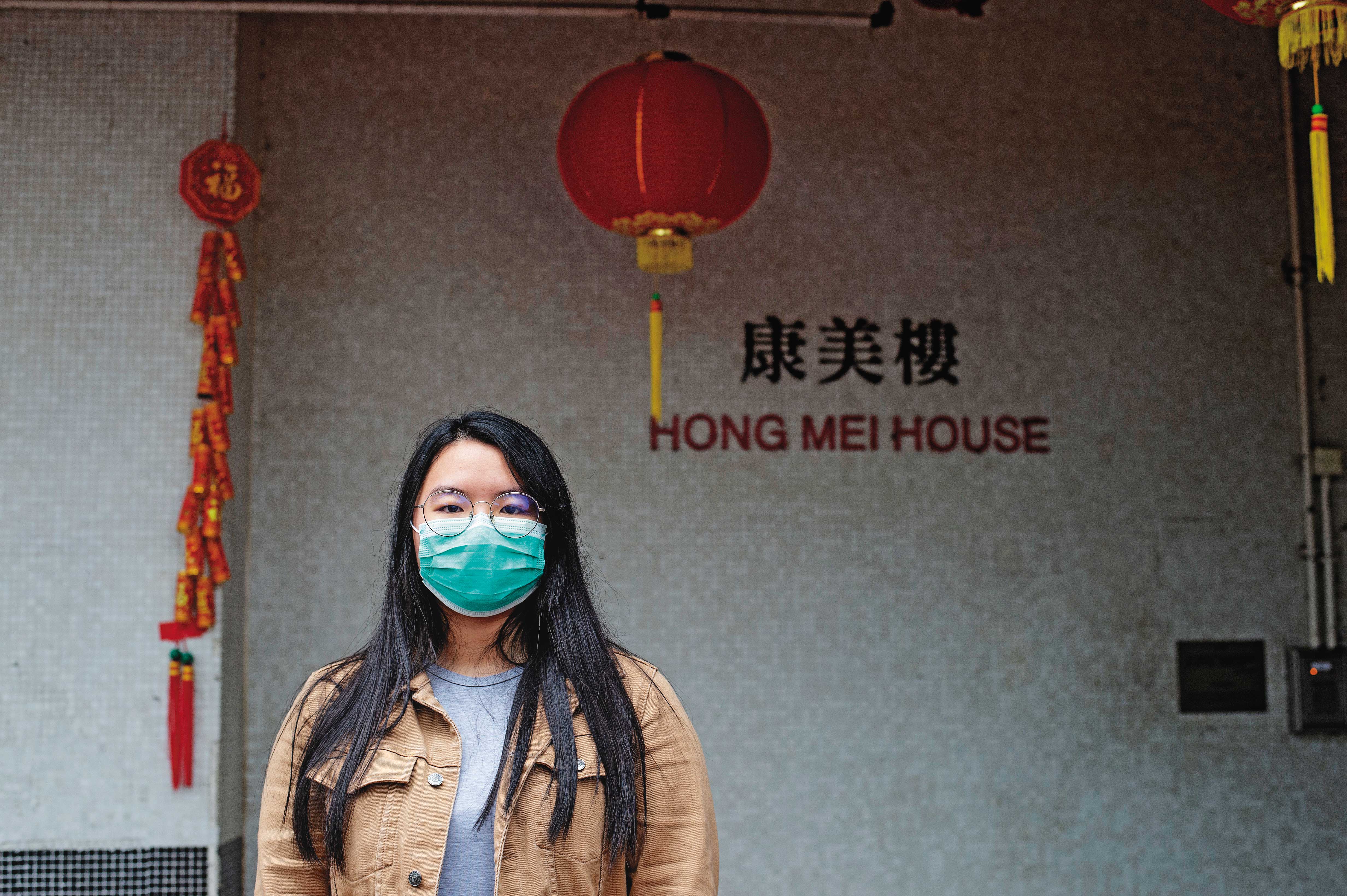 康美樓住戶質疑政府對疫情的因應措施,只能勤戴口罩,甚至搬離住處。