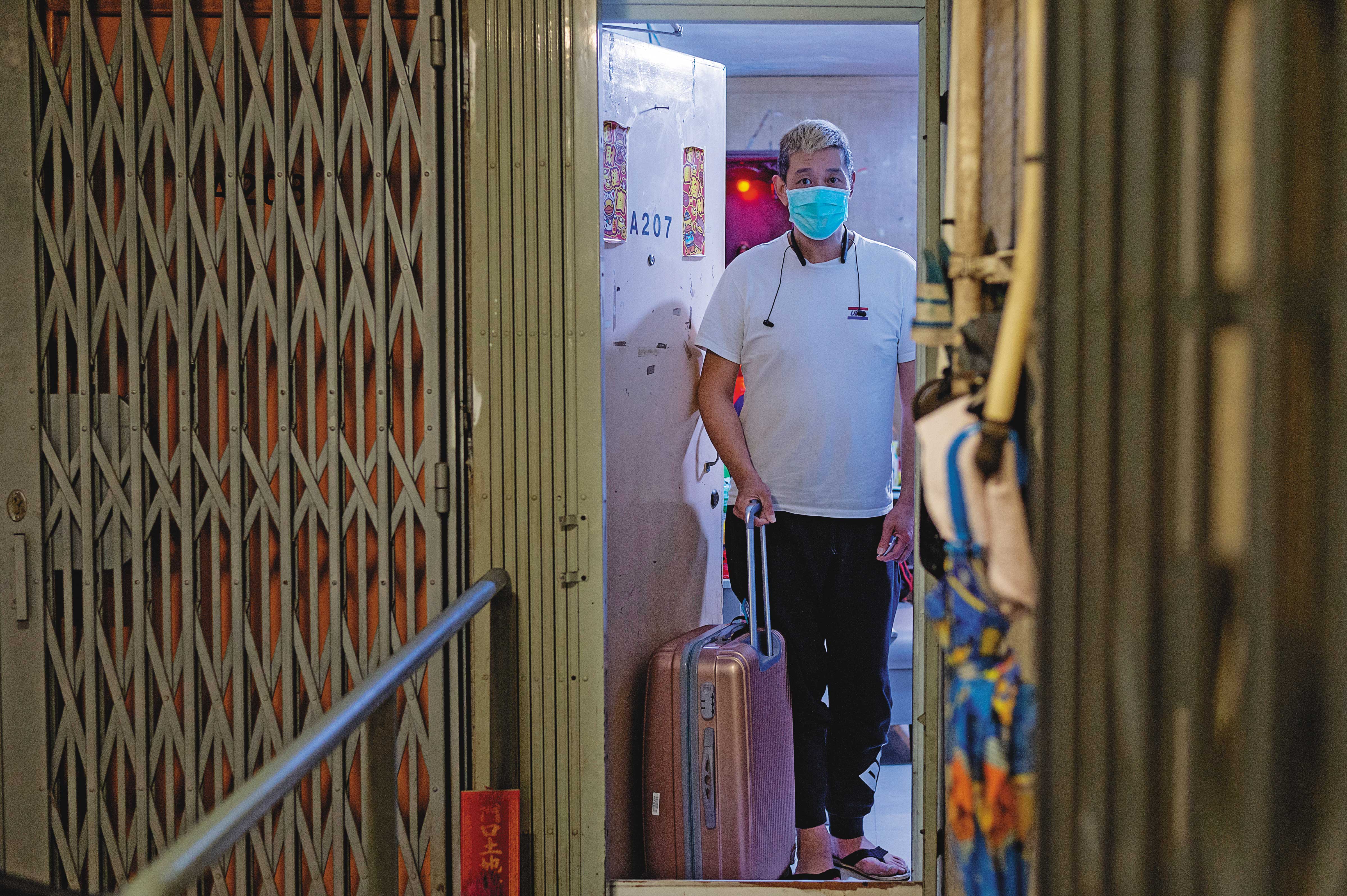 康美樓爆發疫情後,居民被強制隔離。