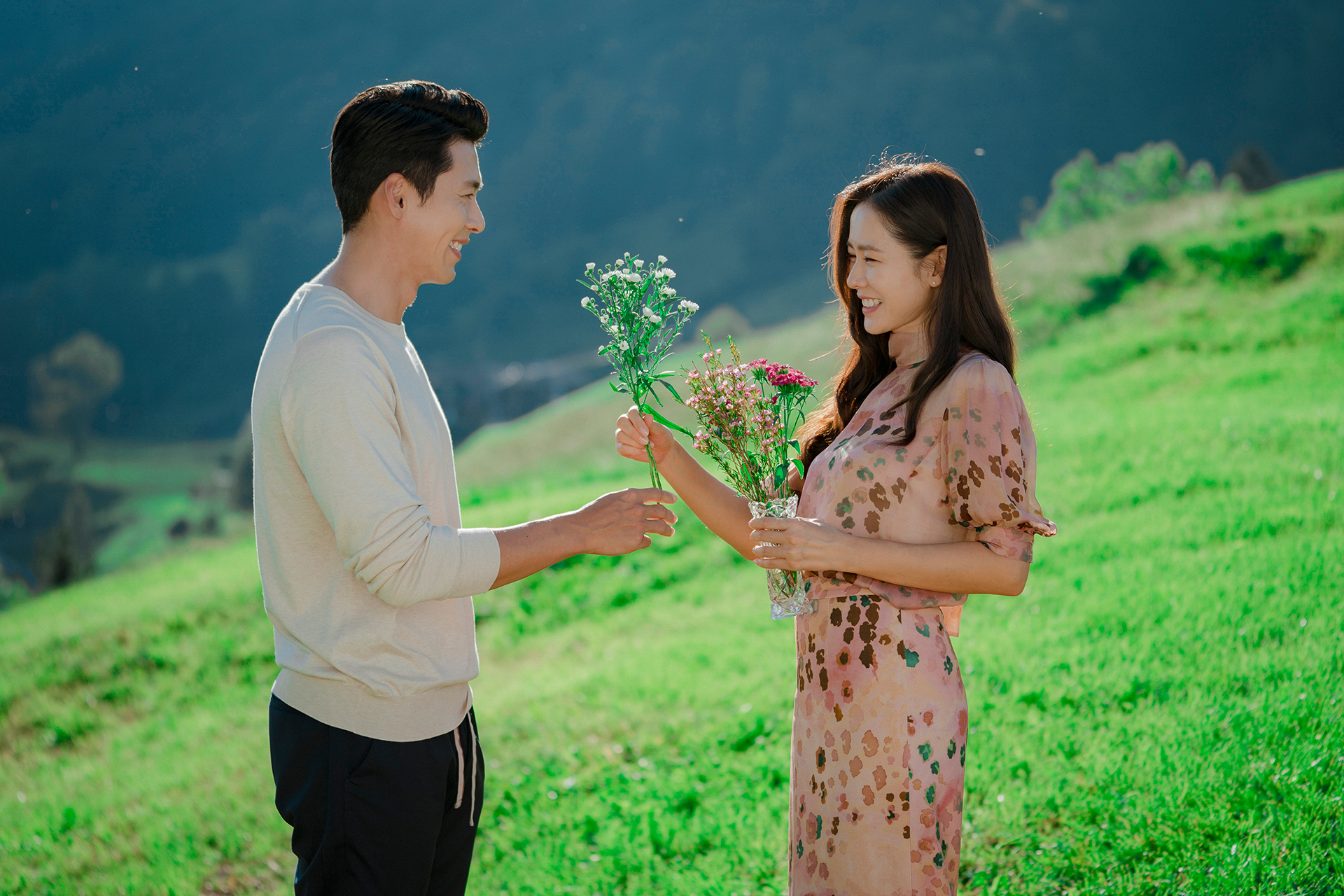 《愛的迫降》完結篇中，利正赫與尹世理在瑞士浪漫的過生活時，女主角身上穿的，是Blumarine上衣與裙子。（NETFLIX提供）