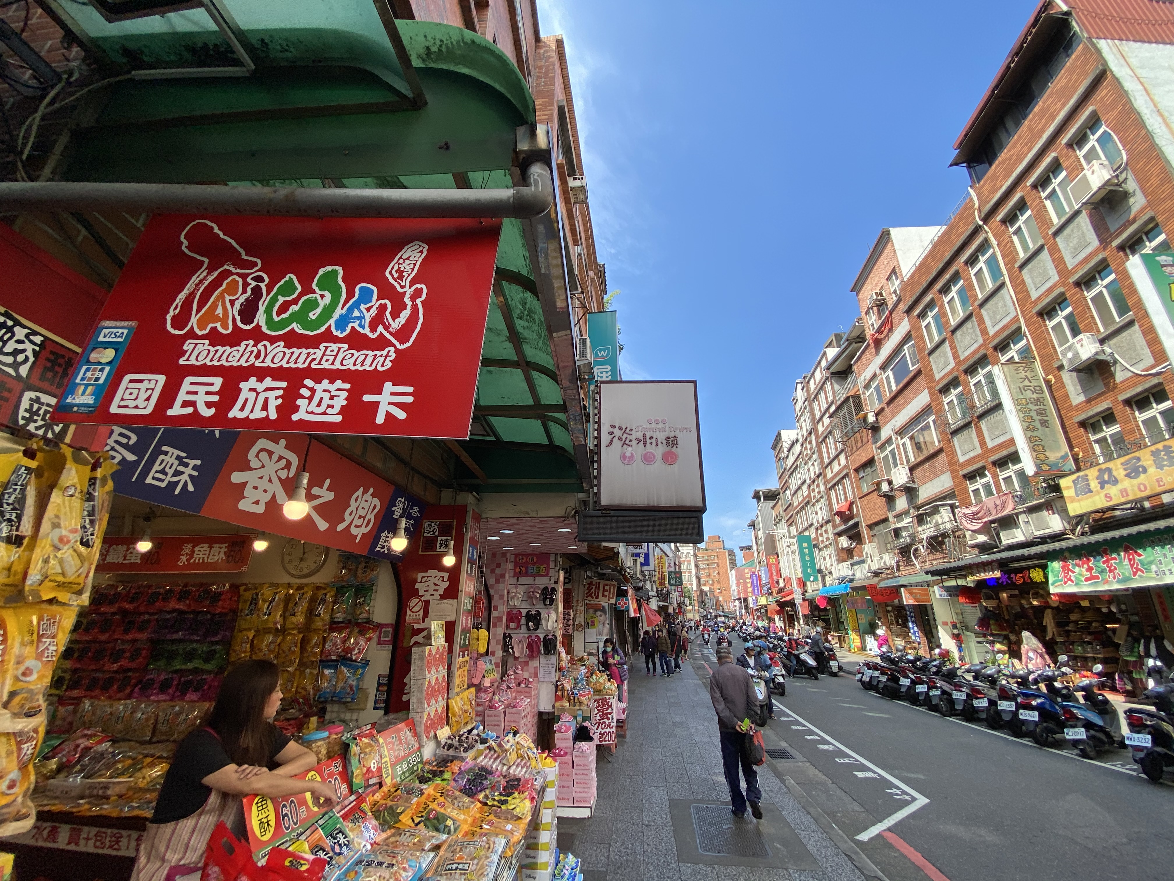像淡水老街、清境農場等景點都等不到觀光客上門,周邊的民宿業者苦不堪言。