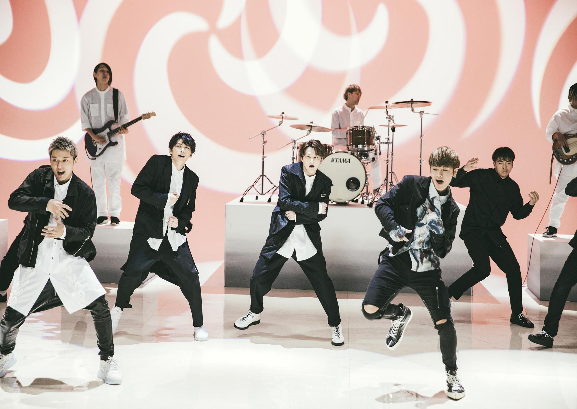 鼓鼓與Lead合作新單曲，MV 重現80年代復古電視音樂節目。（相信音樂提供）