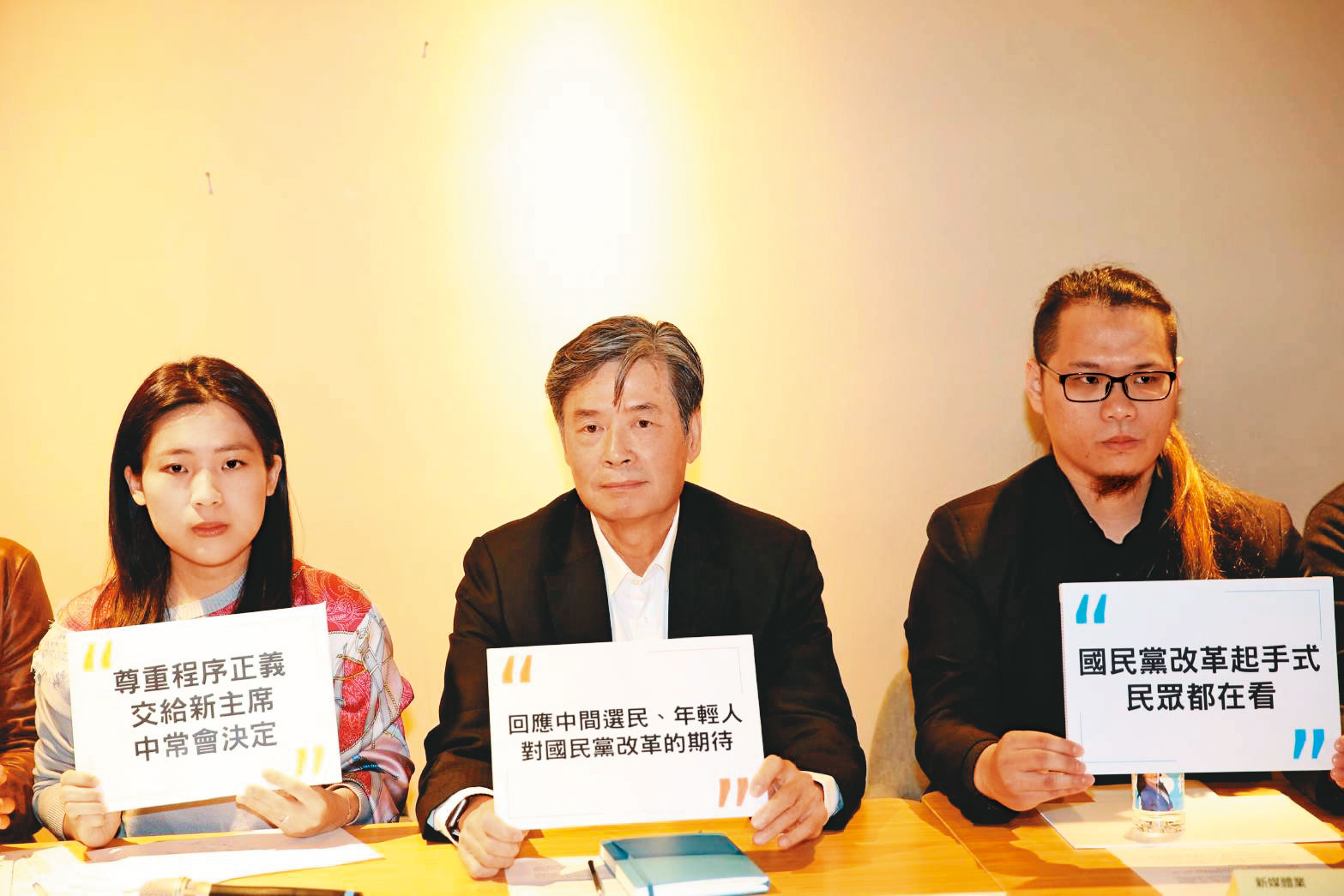 許久未公開露面的金溥聰（中），一現身就對藍營時局發表看法，引起各方人馬關注。