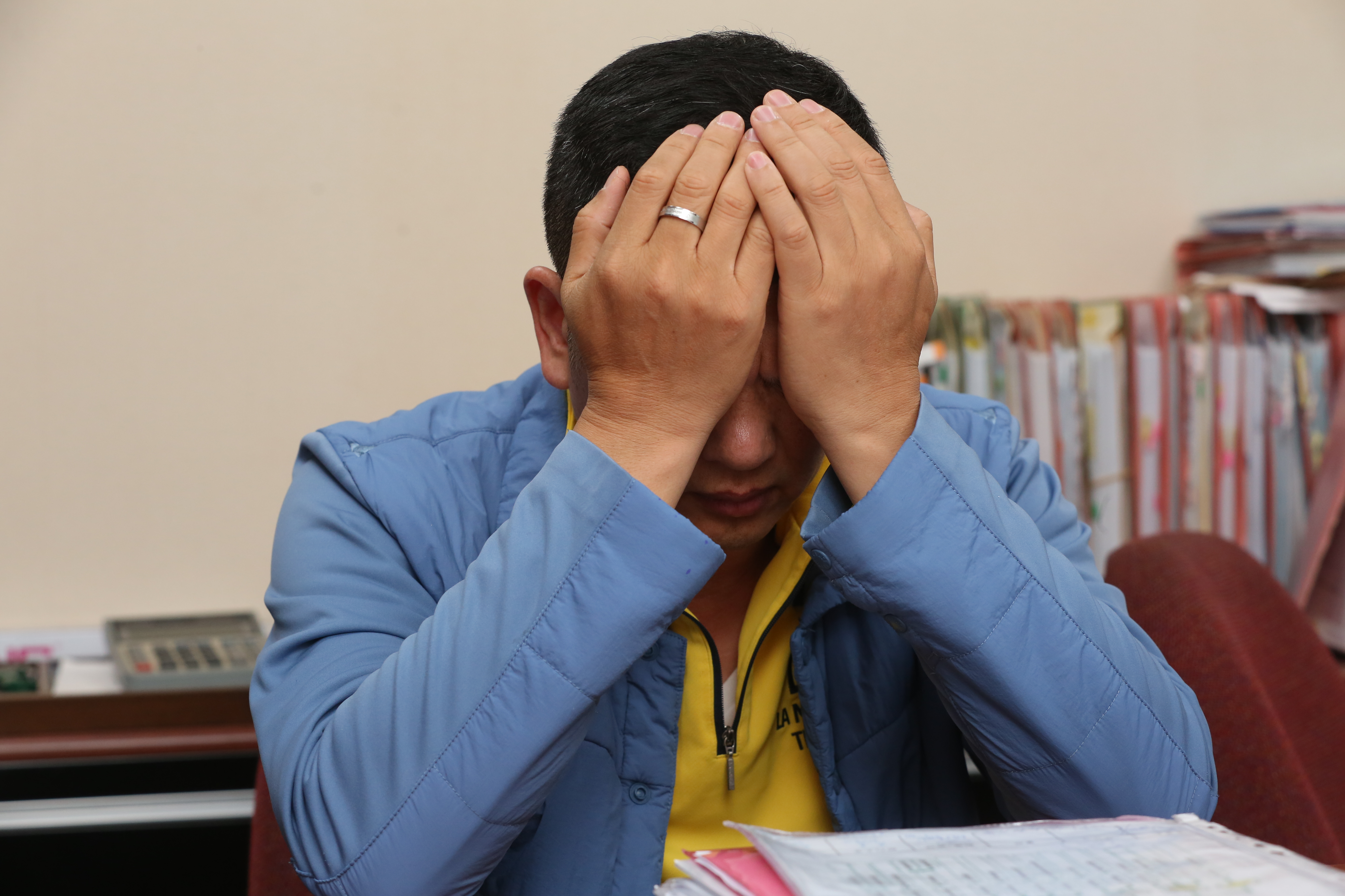 回想起在病院內的點點滴滴，鍾俊榮忍不住掩面哭泣，直呼根本沒有人權與尊嚴可言。