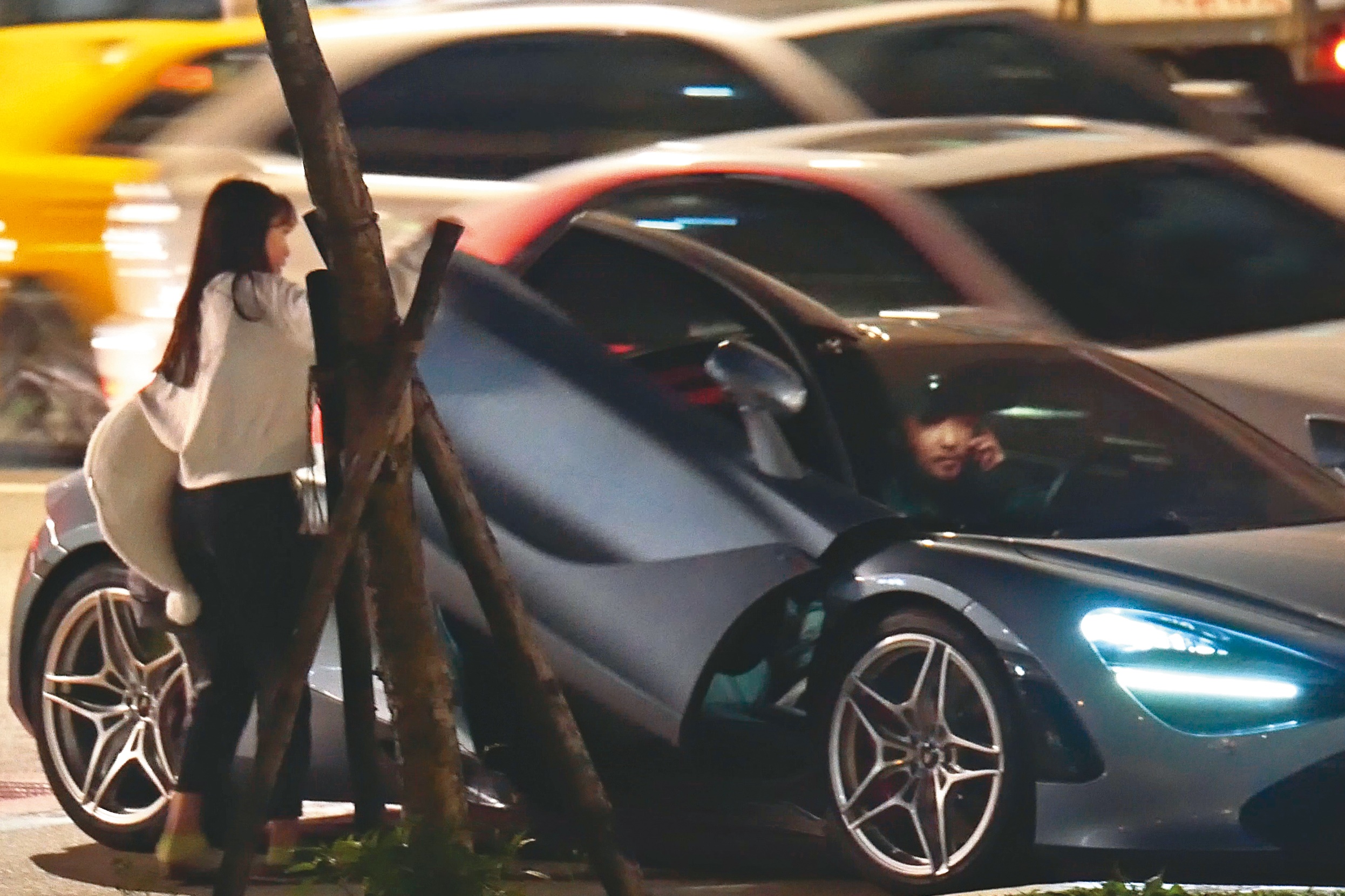 2月10日21：11，有一位長髮嫩妹上車，正以為李進良又有了新歡之際，原來此女是他的寶貝女兒Emma。