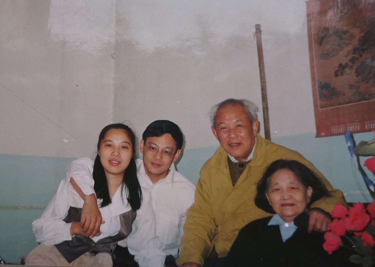 艾曉明的弟妹（左）與弟弟（左2）、父親（右2）、母親（右）的合照。（艾曉明提供）