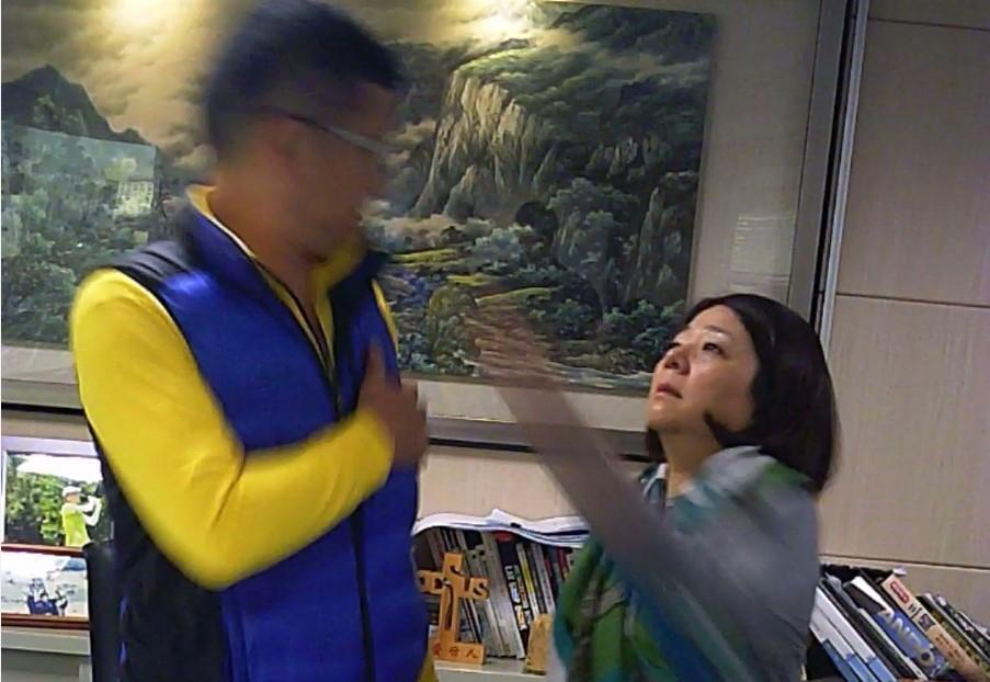 逃離病院後,鍾俊榮(左)年初向財會主管追討帳冊,再與妻子楊顯玲(右)爆發口角,並遭施暴。(翻攝畫面)