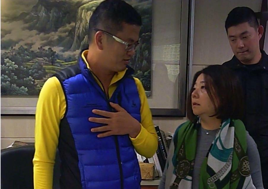 逃離病院後,鍾俊榮(左)年初向財會主管追討帳冊,再與妻子楊顯玲(右)爆發口角,並遭施暴。(翻攝畫面)