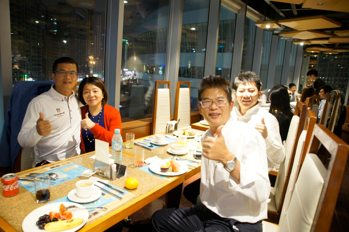 鍾俊榮與楊顯玲是早年合夥創業，男主外、女主內的默契延續至如今的上市公司三發地產。