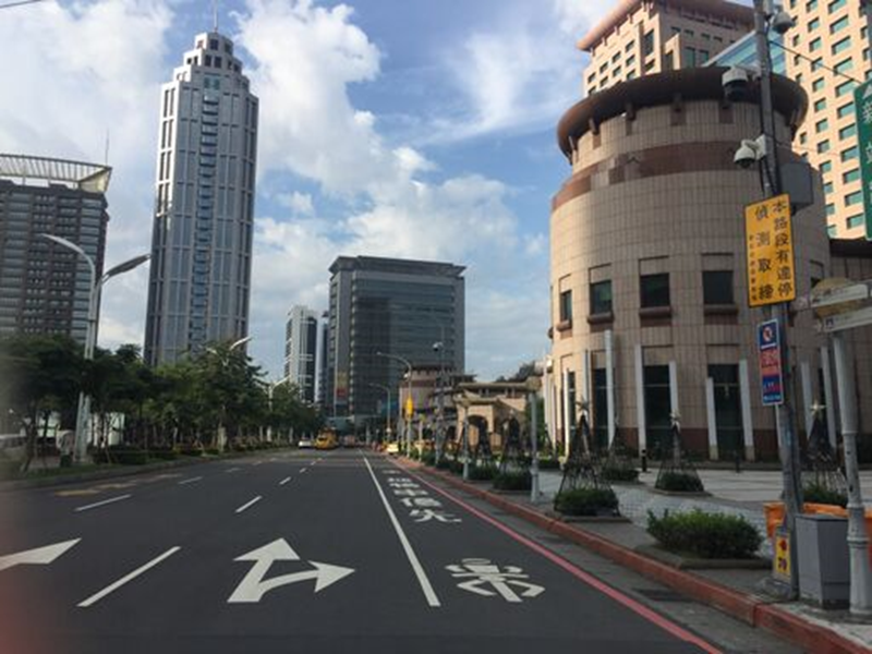 新北交大以評估開放停車合理性,取代以往開單作為。(翻攝畫面)