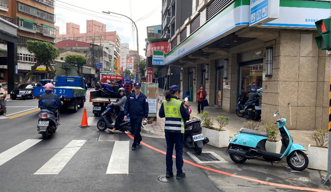 板橋火車站前採科技執法,即降低每日違規停車件數。(翻攝畫面)