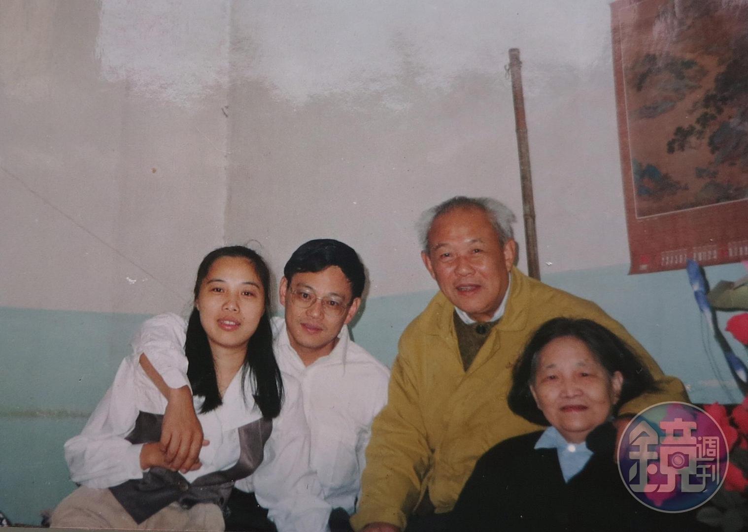艾曉明的弟妹（左）與弟弟（左2）、父親（右2）、母親（右）的合照。（艾曉明提供）