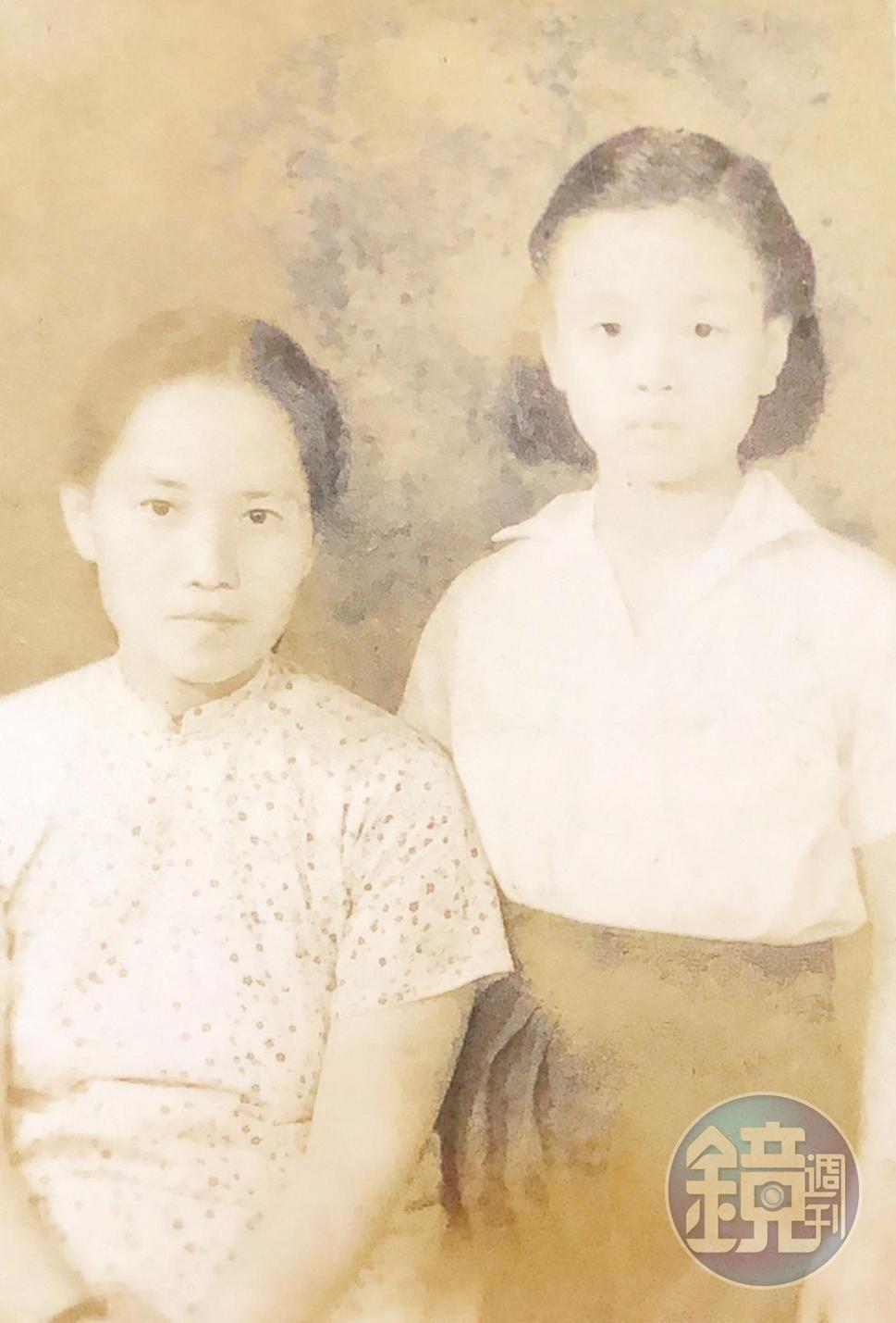 艾曉明的母親（左）與大姊（右），時值1950年左右，戰亂方停，進入新中國。（艾曉明提供）