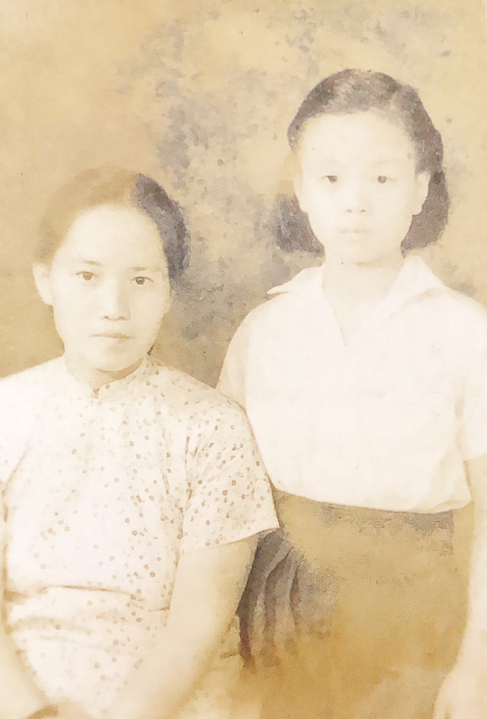 艾曉明的母親（左）與大姊（右），時值1950年左右，戰亂方停，進入新中國。（艾曉明提供）