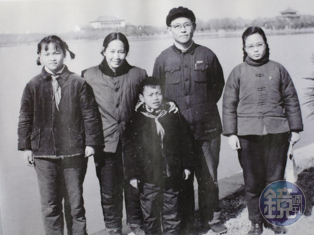 艾曉明（左）全家福，攝於1966年文革開始那年的春節。（艾曉明提供）