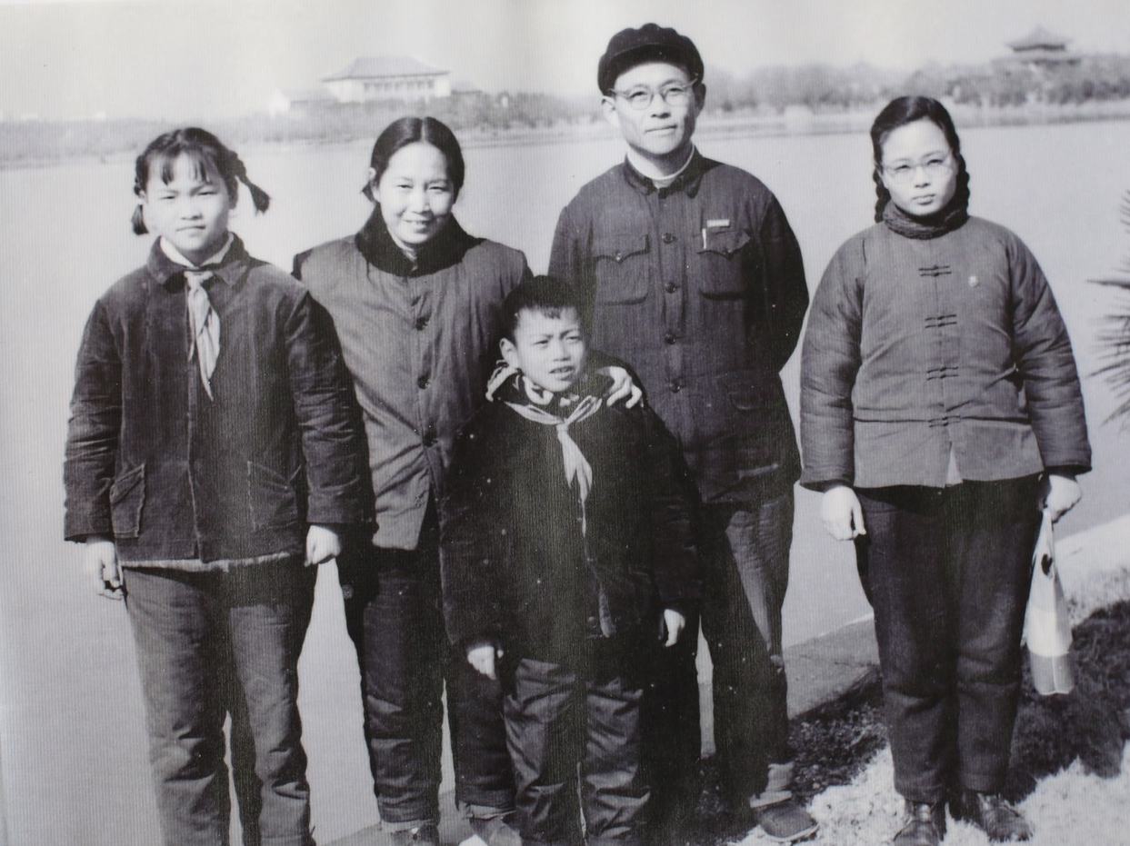 艾曉明（左）全家福，攝於1966年文革開始那年的春節。（艾曉明提供）