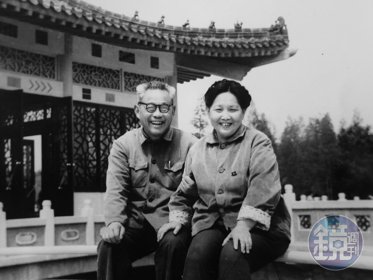 艾曉明的父親艾仁寬與母親攝於公園。(艾曉明提供)