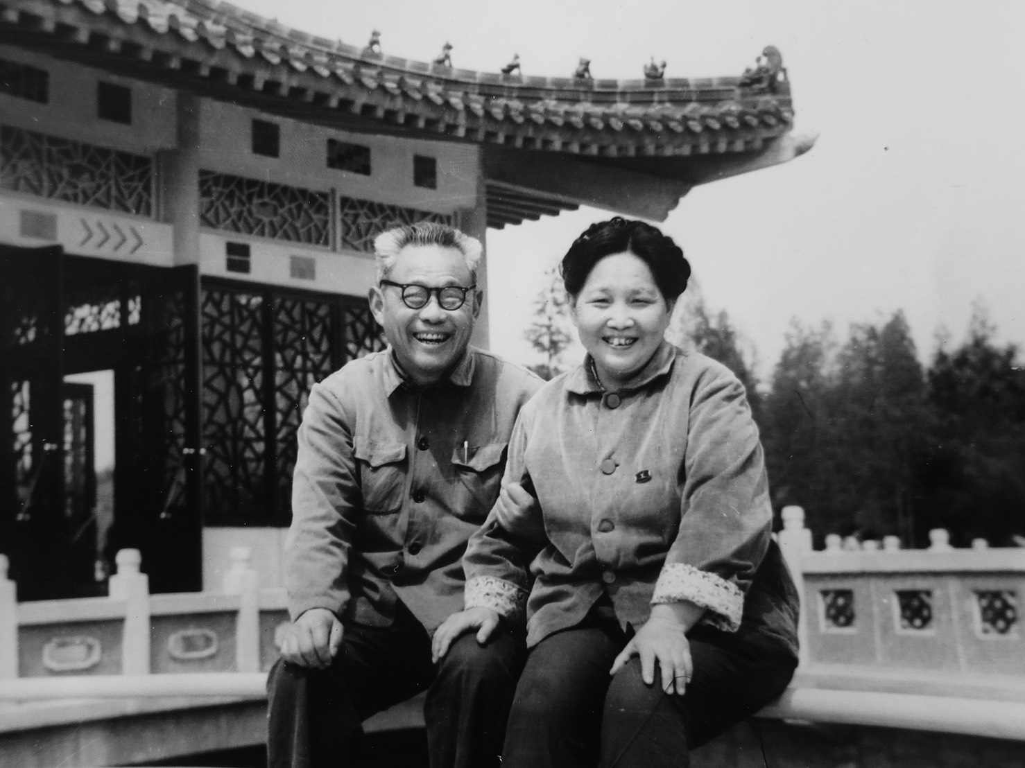 艾曉明的父親艾仁寬與母親攝於公園。（艾曉明提供）