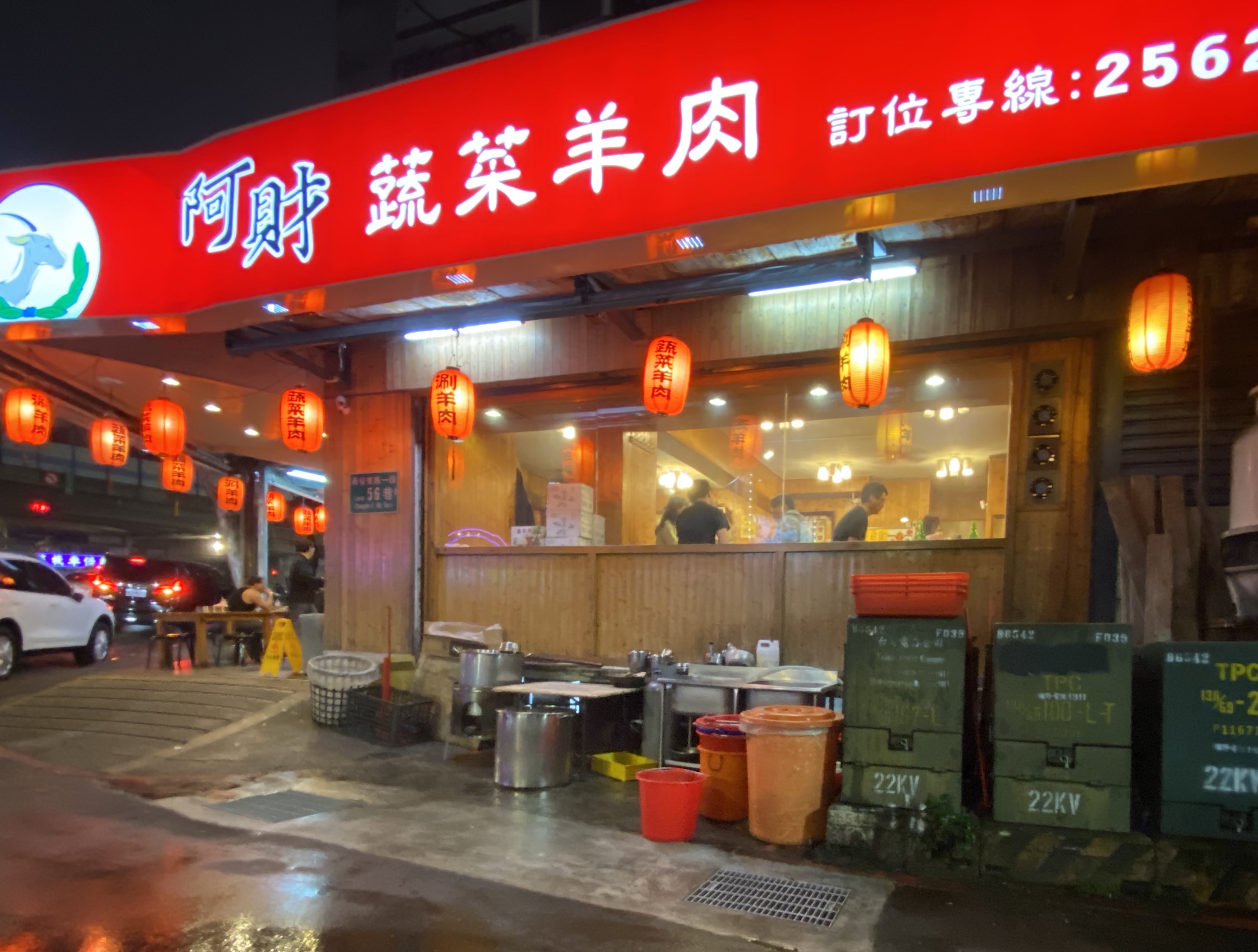 知名阿財蔬菜羊肉遭人檢舉長期占用道路及騎樓營業，有損害用路人權利等疑慮。