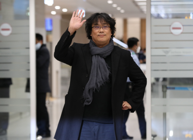 《寄生上流》導演奉俊昊返回韓國。（翻攝自chosun.com）