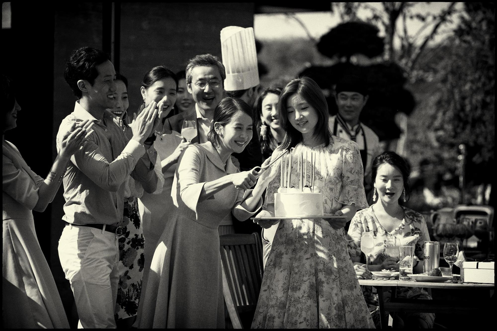 《寄生上流：黑白版》將於2月27日起限定上映。（CatchPlay提供）
