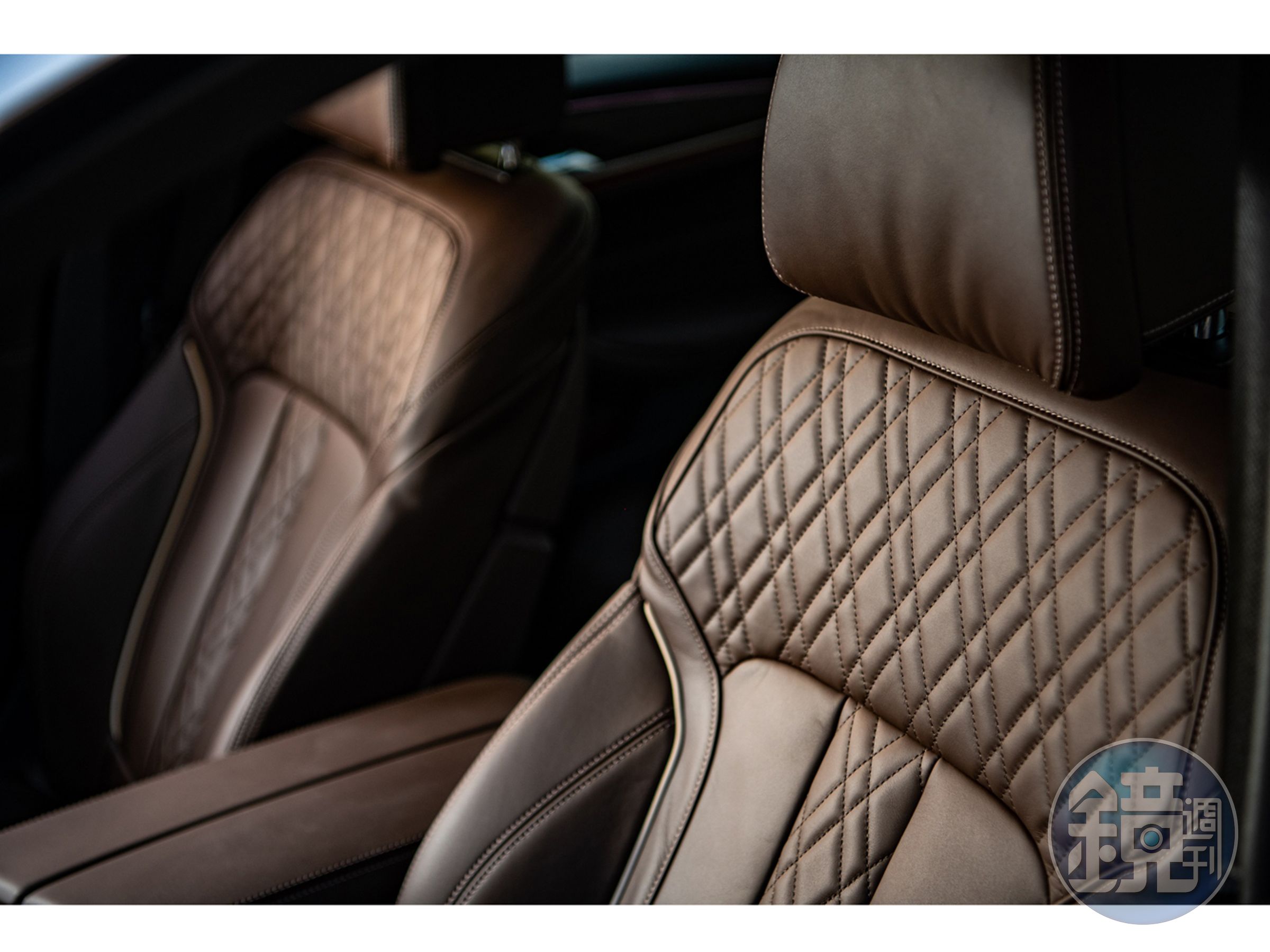 全新BMW 5系列以細緻柔軟的真皮內裝與舒適的乘坐體驗獲得專業評審肯定。