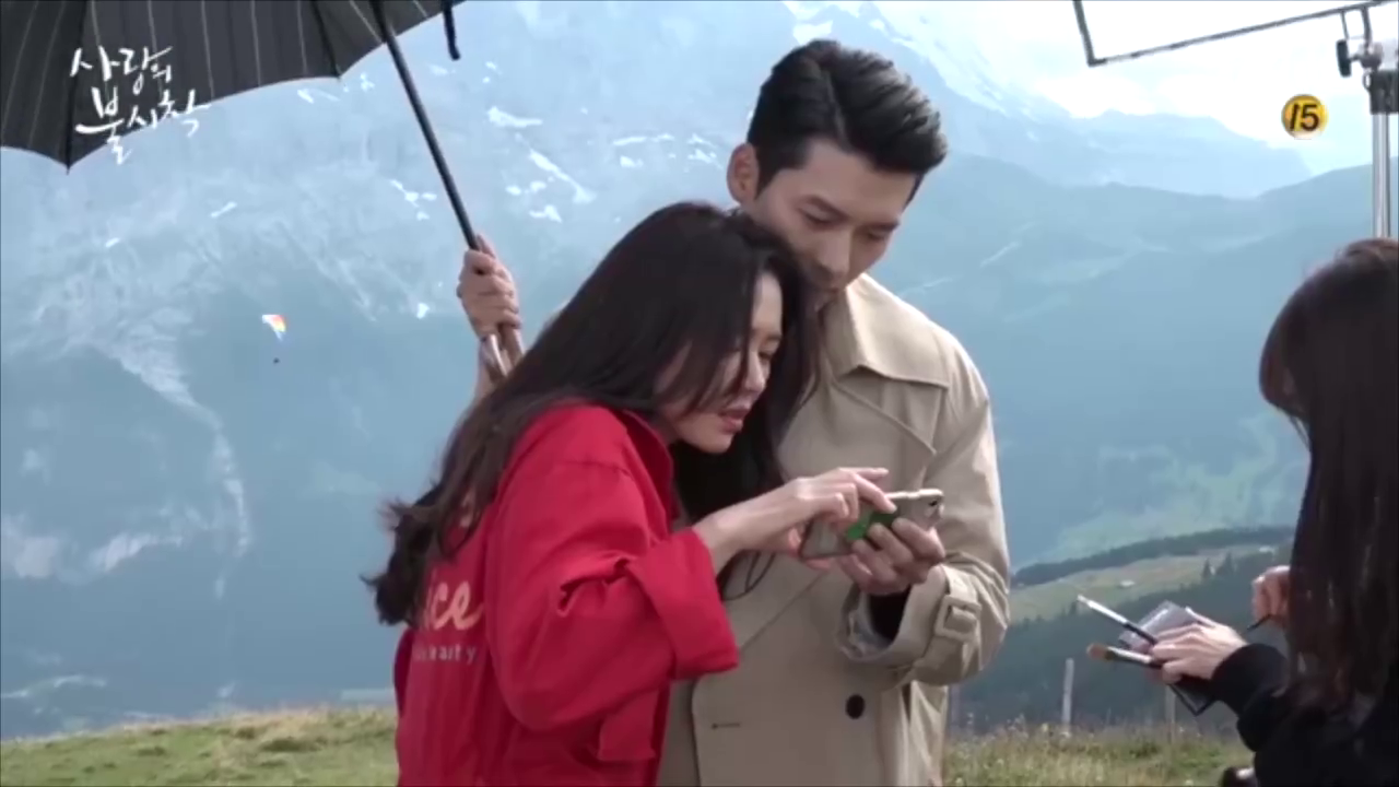 玄彬與孫藝真捧著手機一起看自己拍攝的細節,完全沒有生疏的距離感。(翻攝自影片)