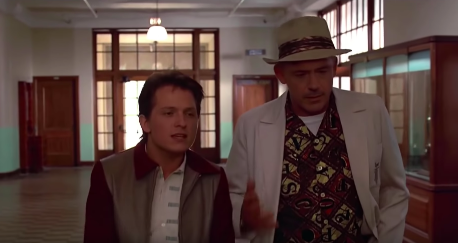 湯姆霍蘭德（左）與小勞勃道尼（右）的五官被合成到原本的《回到未來》電影片段，讓人幾乎分不出是假的。（翻攝自EZRyderX47官方YouTube）