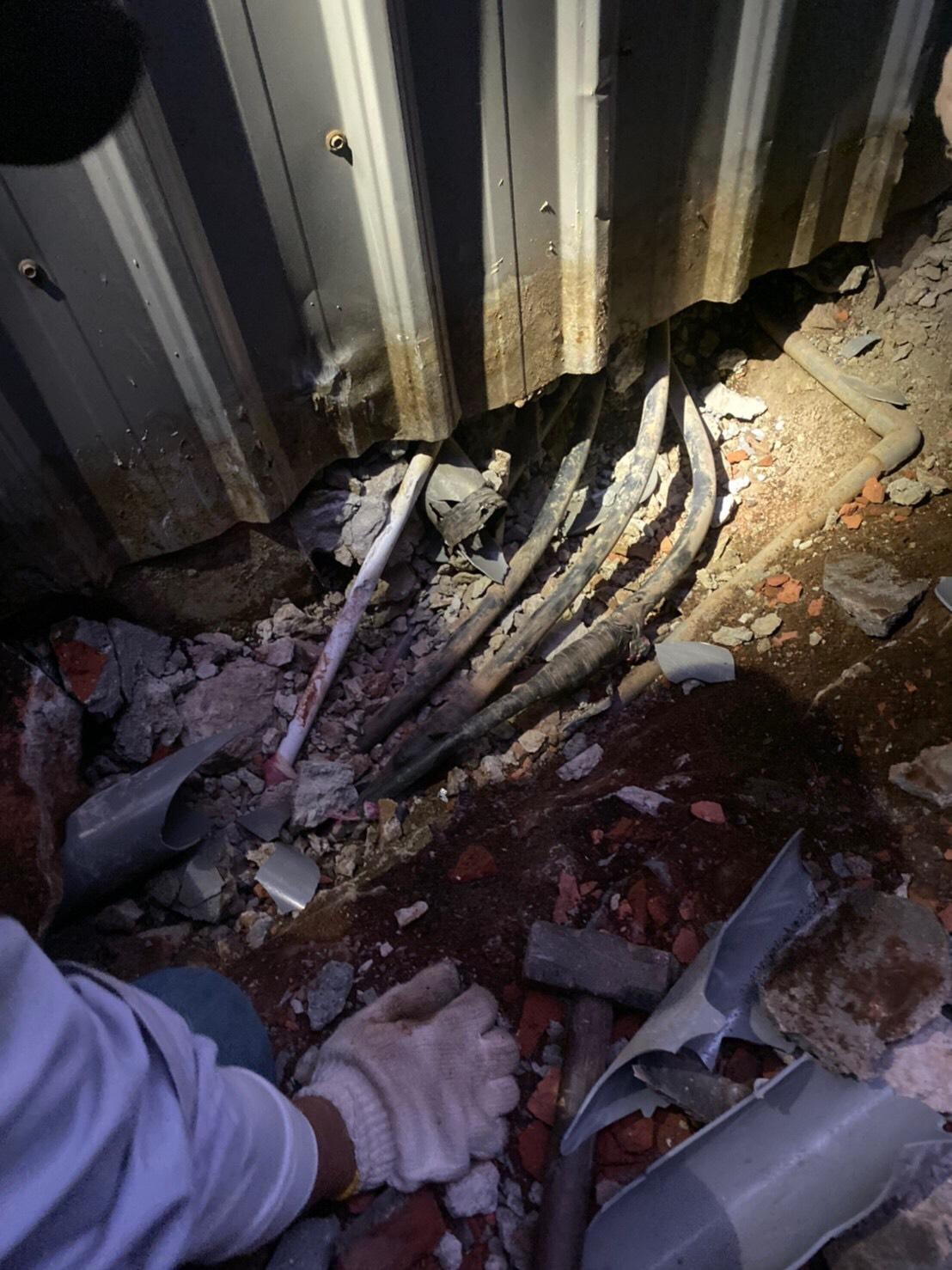 嫌犯將主電源繞過電錶，用跨接方式竊電。（刑事局提供）